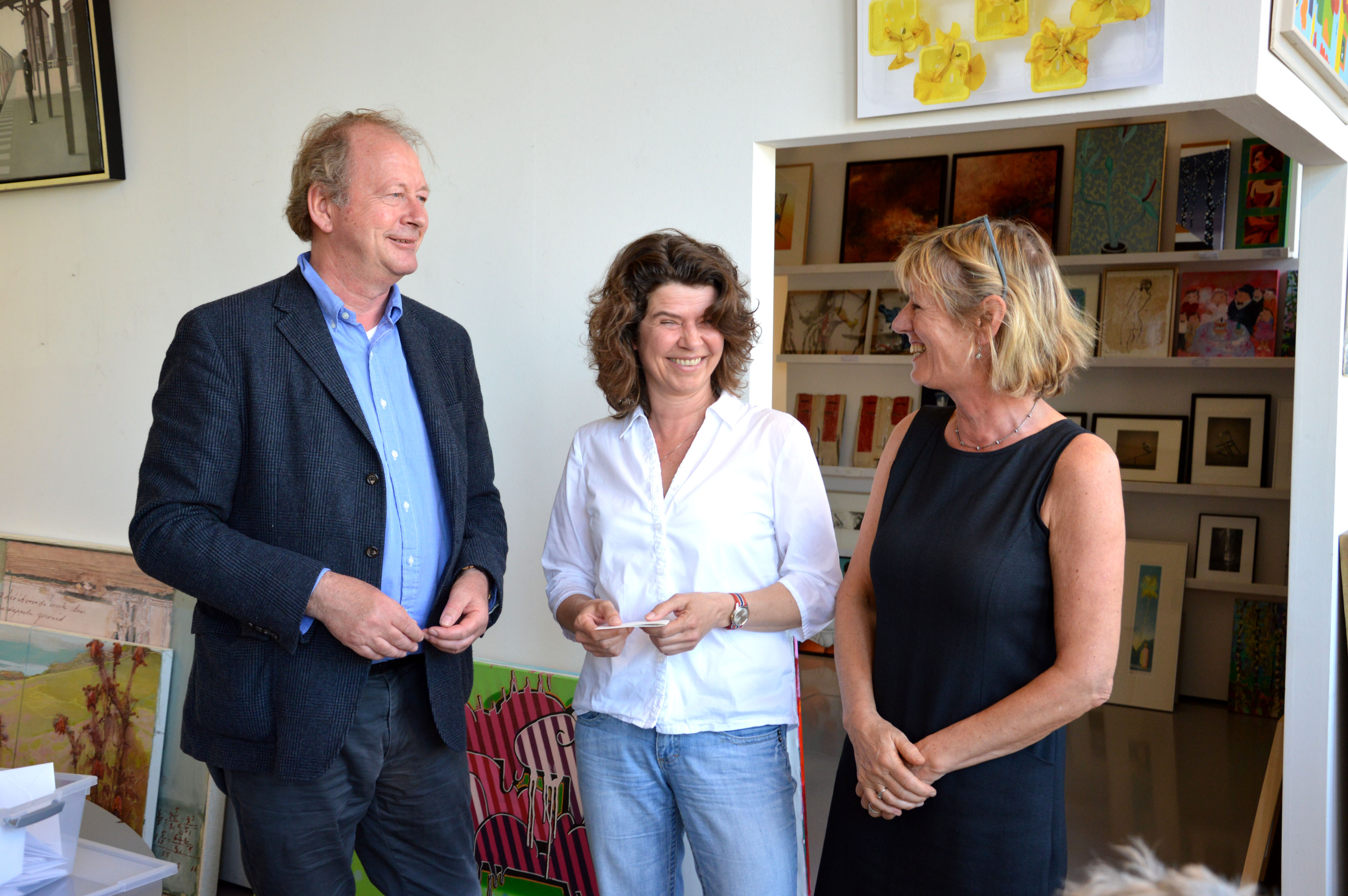 Winnaar Annemarie Otten (midden) met notaris Hans Erkamp en rechts directeur Lien Miedema. (Foto: aangeleverd)
