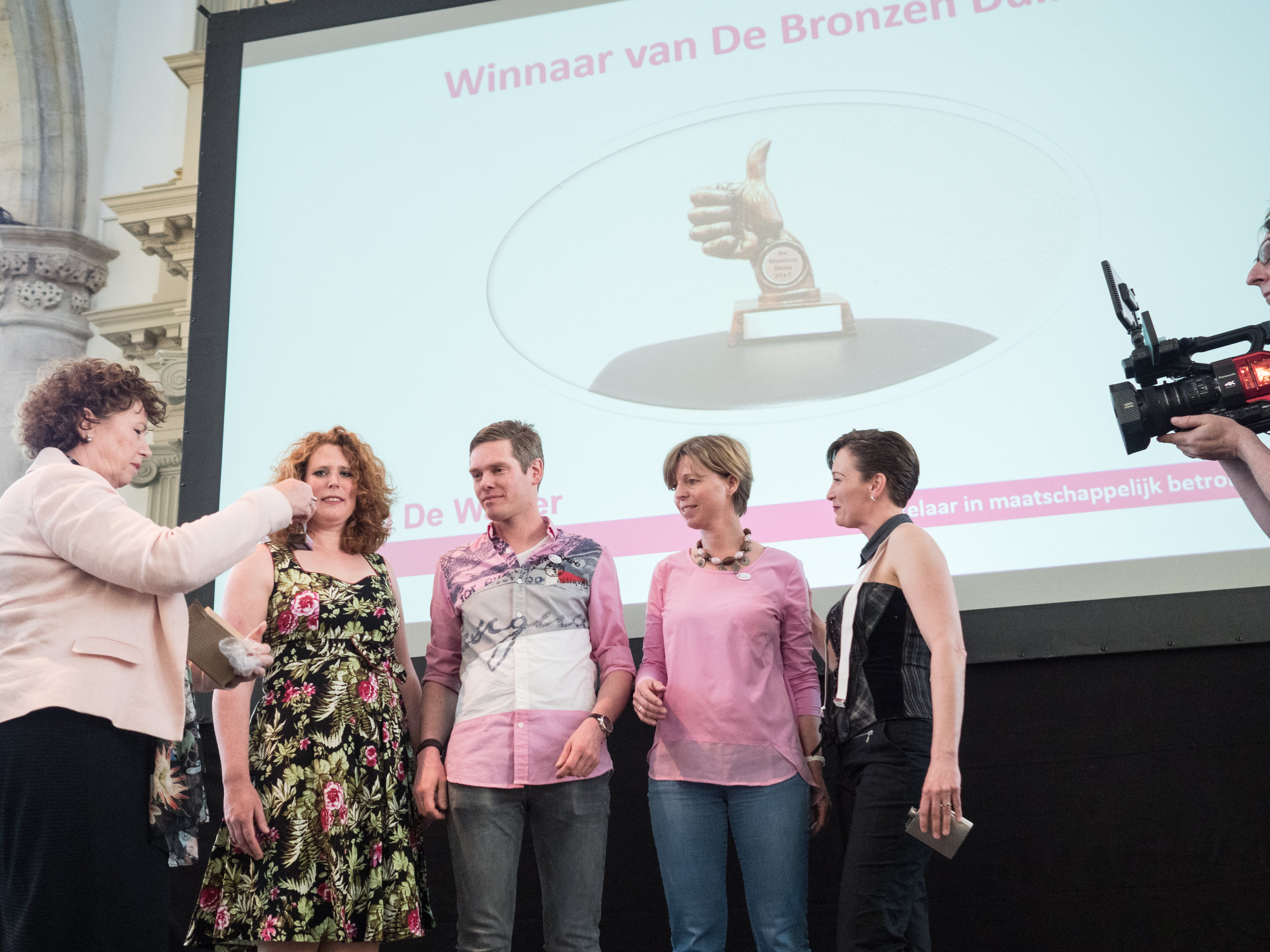 Burgemeester Bruinooge overhandigt de Bronzen Waaier aan Ruben en Olaf Bak van Bak Reizen. (Foto: Erik Boschman Fotografie)