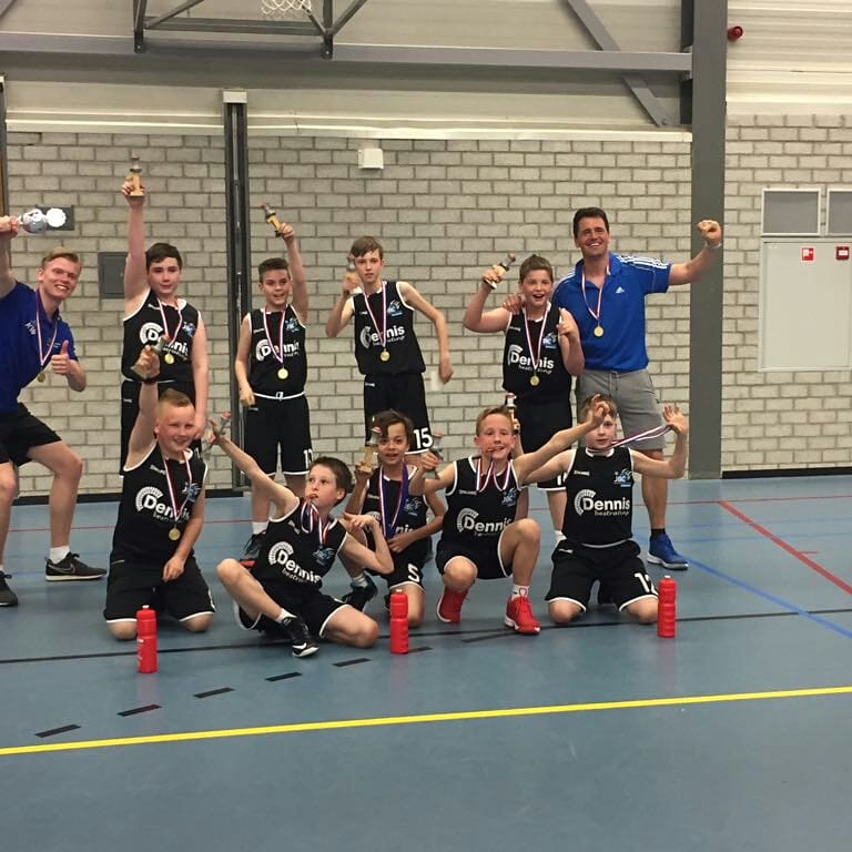 Onderste rij v.l.n.r.: Mees, Casper, Marley, Tjerk en Hidde. Bovenste rij v.l.n.r.: stagiaire Kevin, Rohan, Bradley, Tijn, Calvin en trainer/ coach E. Scholte. (Foto: aangeleverd)