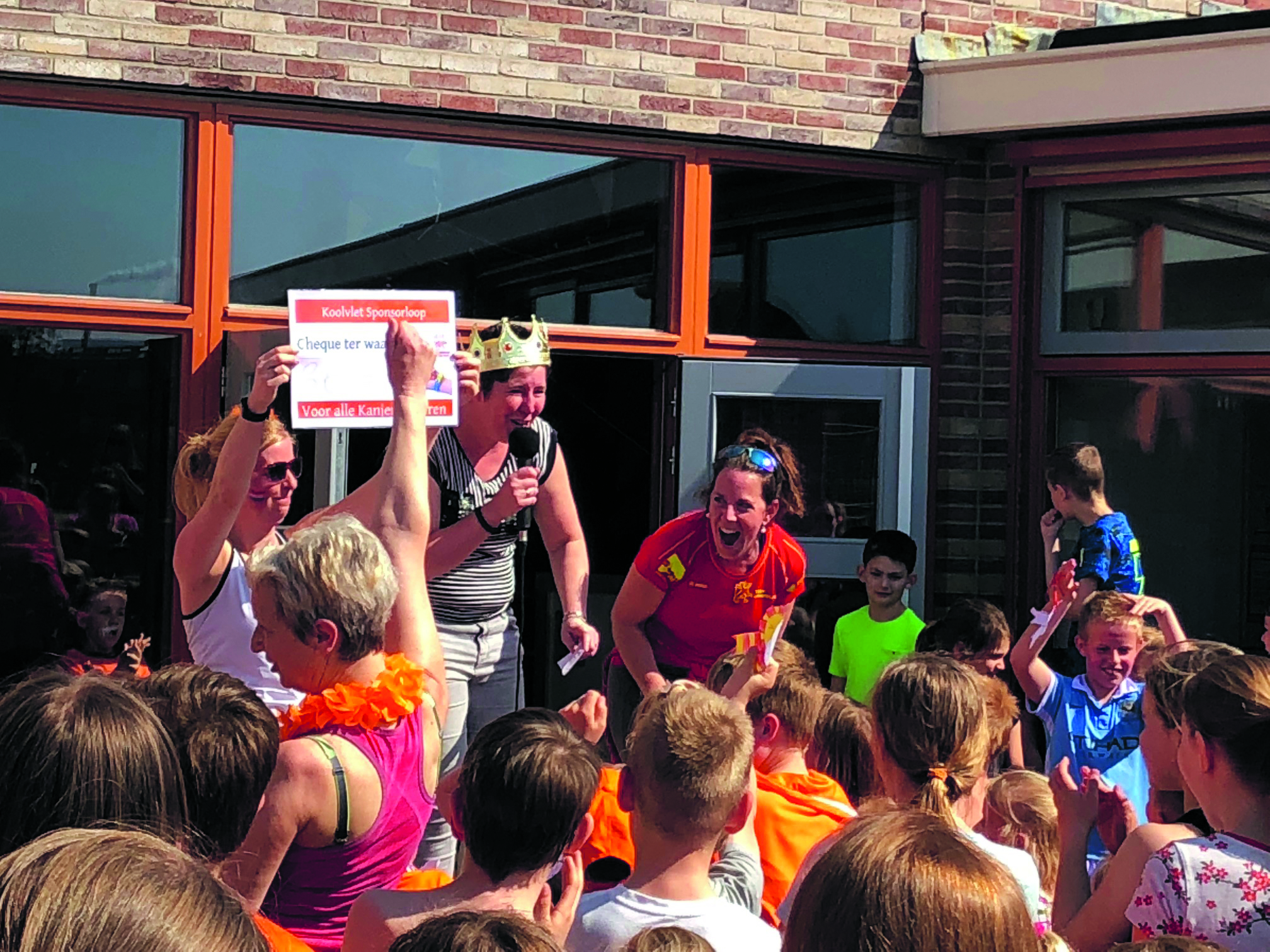 De cheque werd overhandigd aan Team Langedijk. Juf Tamara (met kroontje) neemt afscheid. (Foto: aangeleverd)