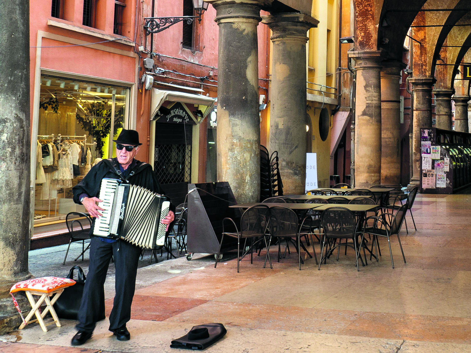 Een straatmuzikant in Bologna. (Foto: Nanne de Boer)
