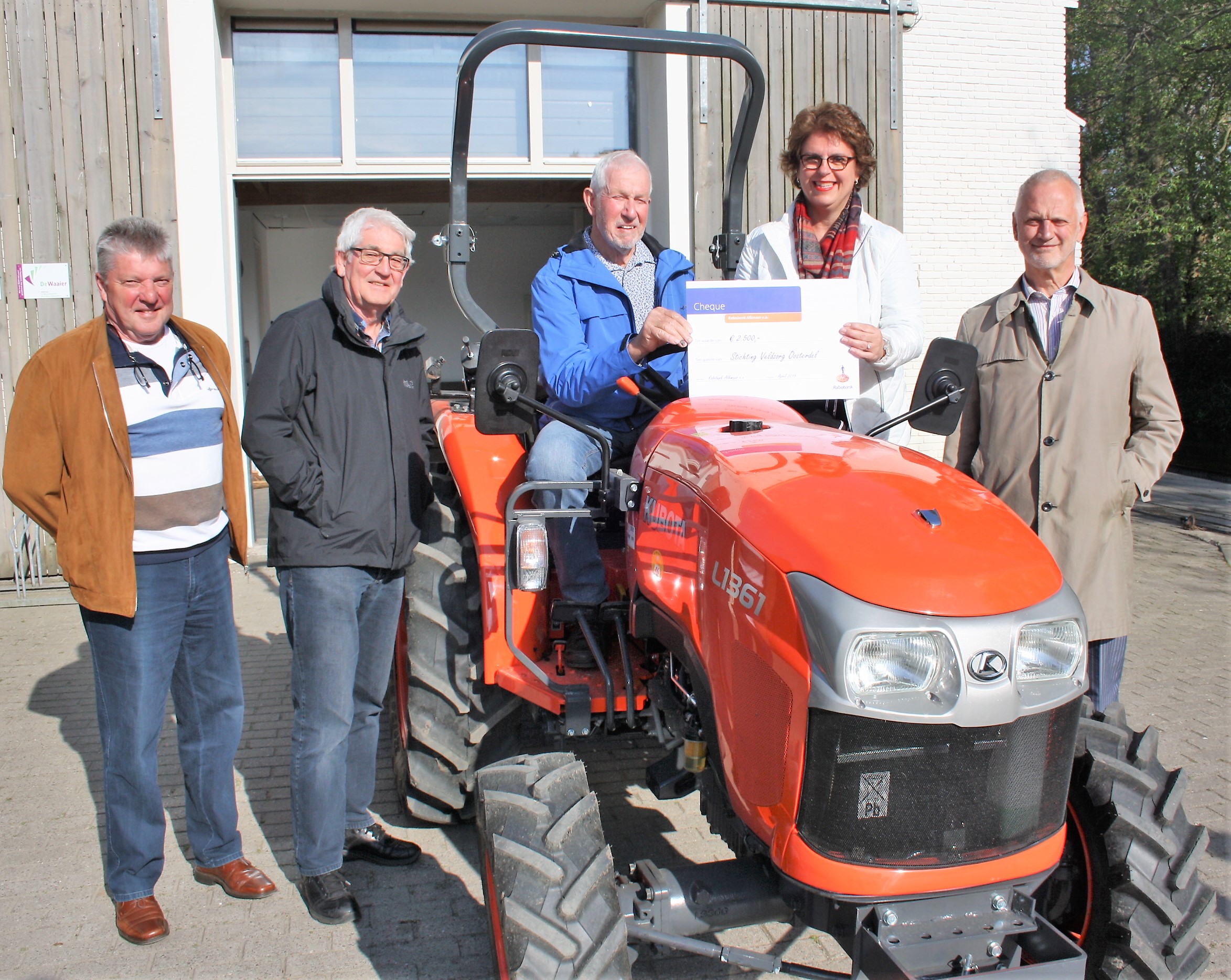 De Rabobank leverde een financiële bijdrage aan de nieuwe tractor van Veldzorg. (Foto: aangeleverd)