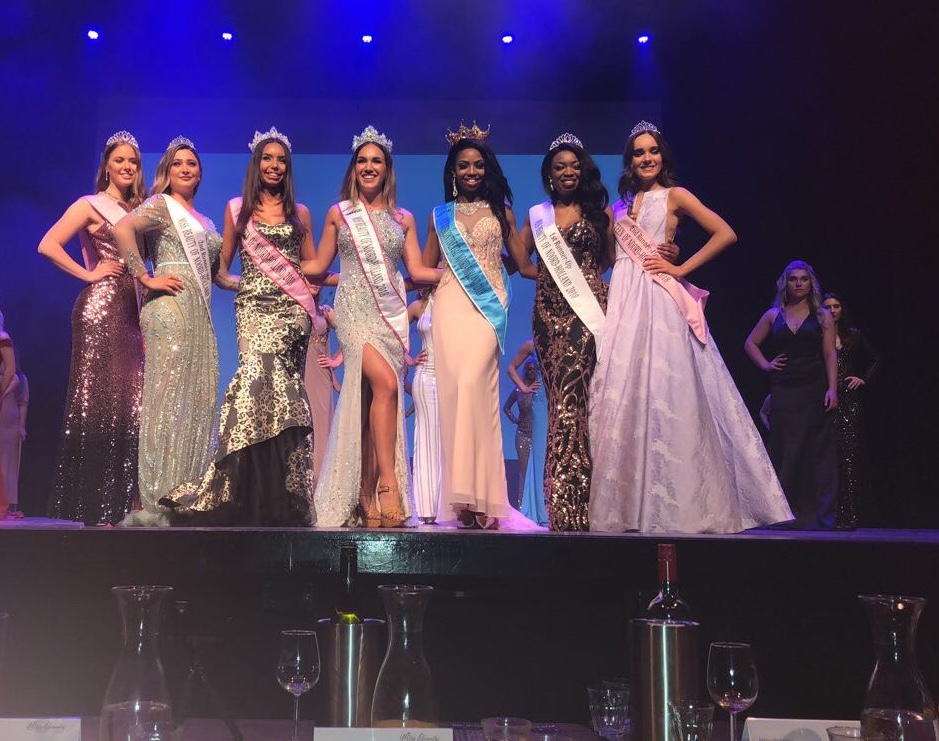 Nina Irambona (derde van rechts) samen met de andere finalisten van de drie missverkiezingen. (foto aangeleverd)