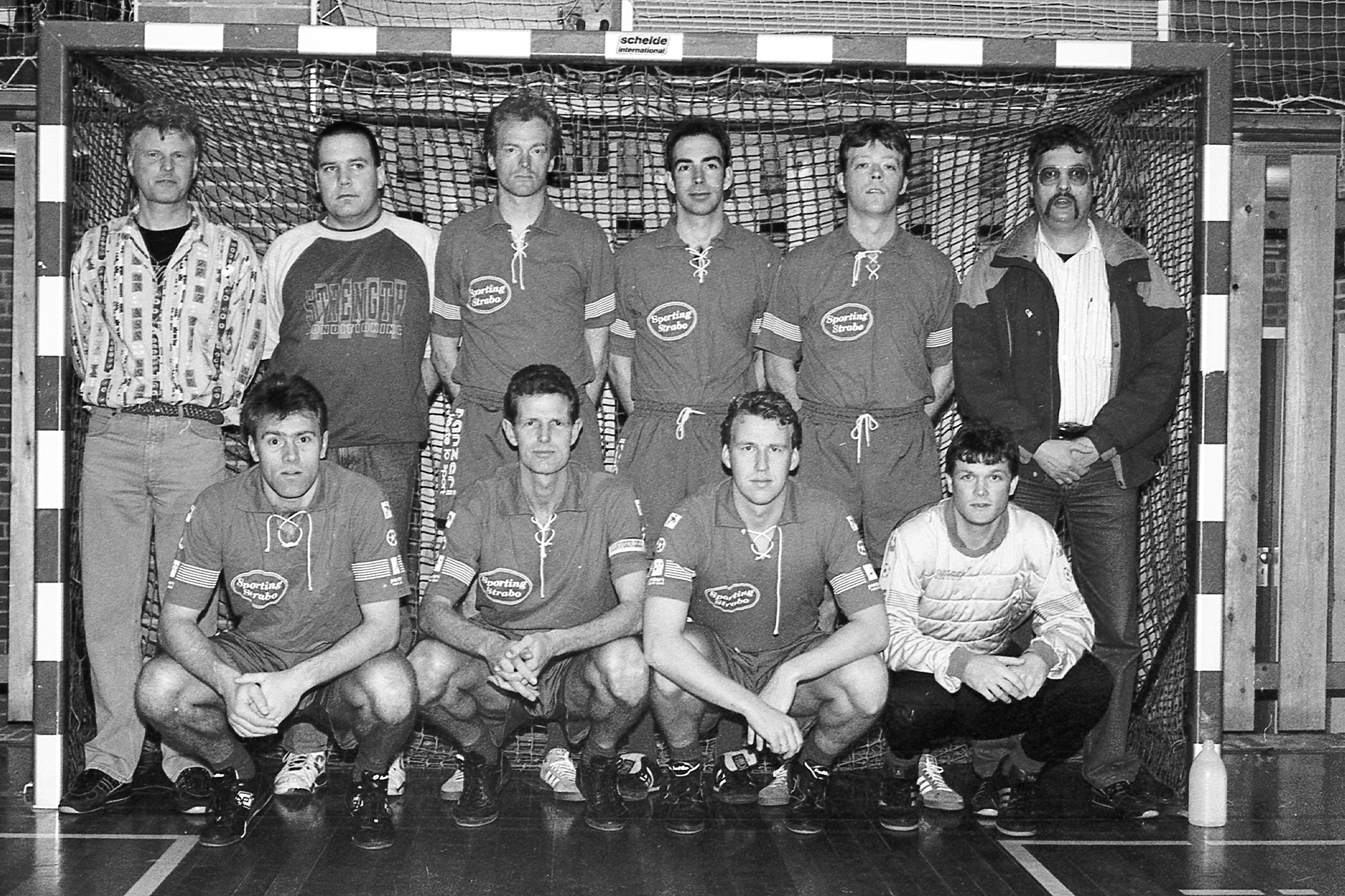 ‘Sporting Strabo’ voorjaar 1993. Achter vanaf links: Willem Handgraaf, Richard Kater, Gouke van Vliet, Ed Swart, Ben Kaart, grensrechter Rienus. Vooraan Cees Zits, Benno van Rossum, Frank Meskers, Vincent Heinsbergen. (Foto: Henk Post)