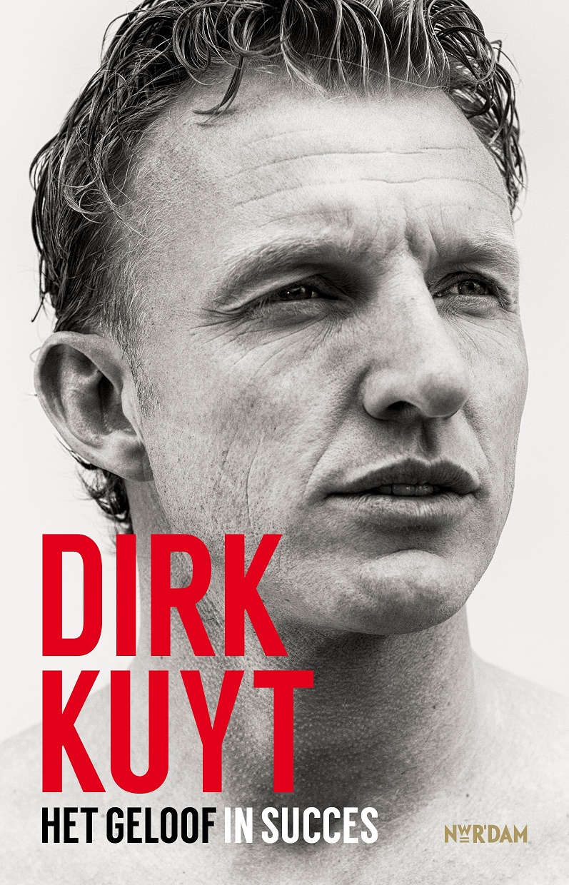 In het boek geeft Dirk Kuyt een terug- en een vooruitblik. (Coverfoto: aangeleverd)