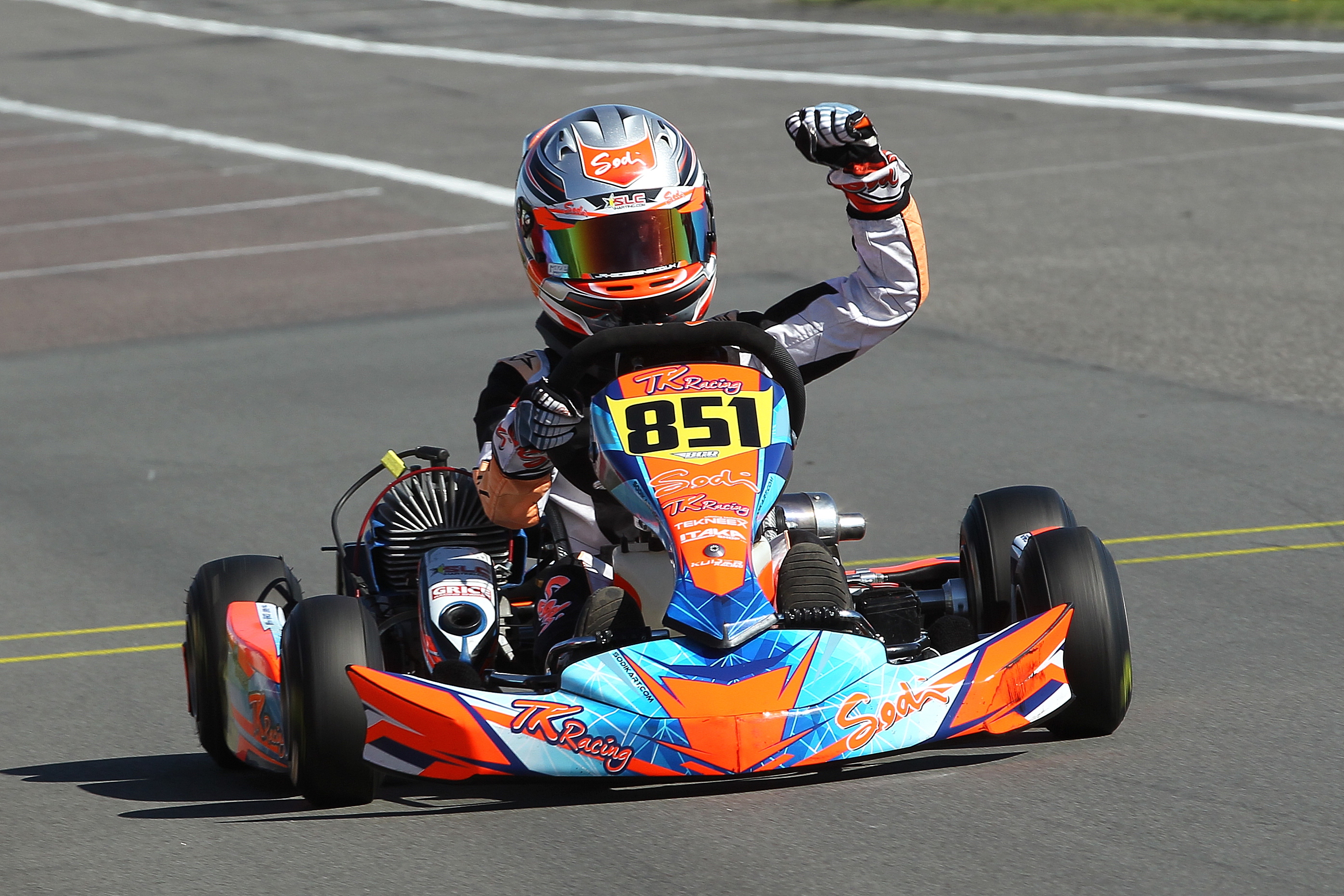 Dylan Visser wint en juicht. (Foto: Bas Kaligis)