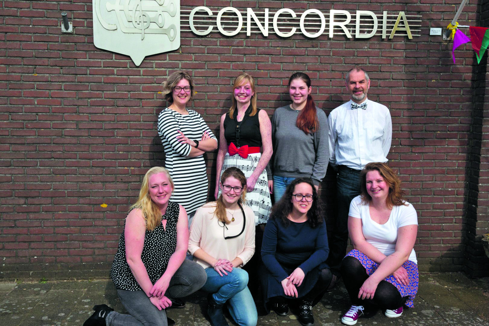 Nieuw bestuur vl.n.r.: (bovenste rij) Daphne Wittebrood, Marleen de Vries, Ashley van der Laan, Ruud de vries (onderste rij) Stefanie Muller, Renske Tijmes, Jennifer Jansen, Sabine de Vries. (Foto: aangeleverd)