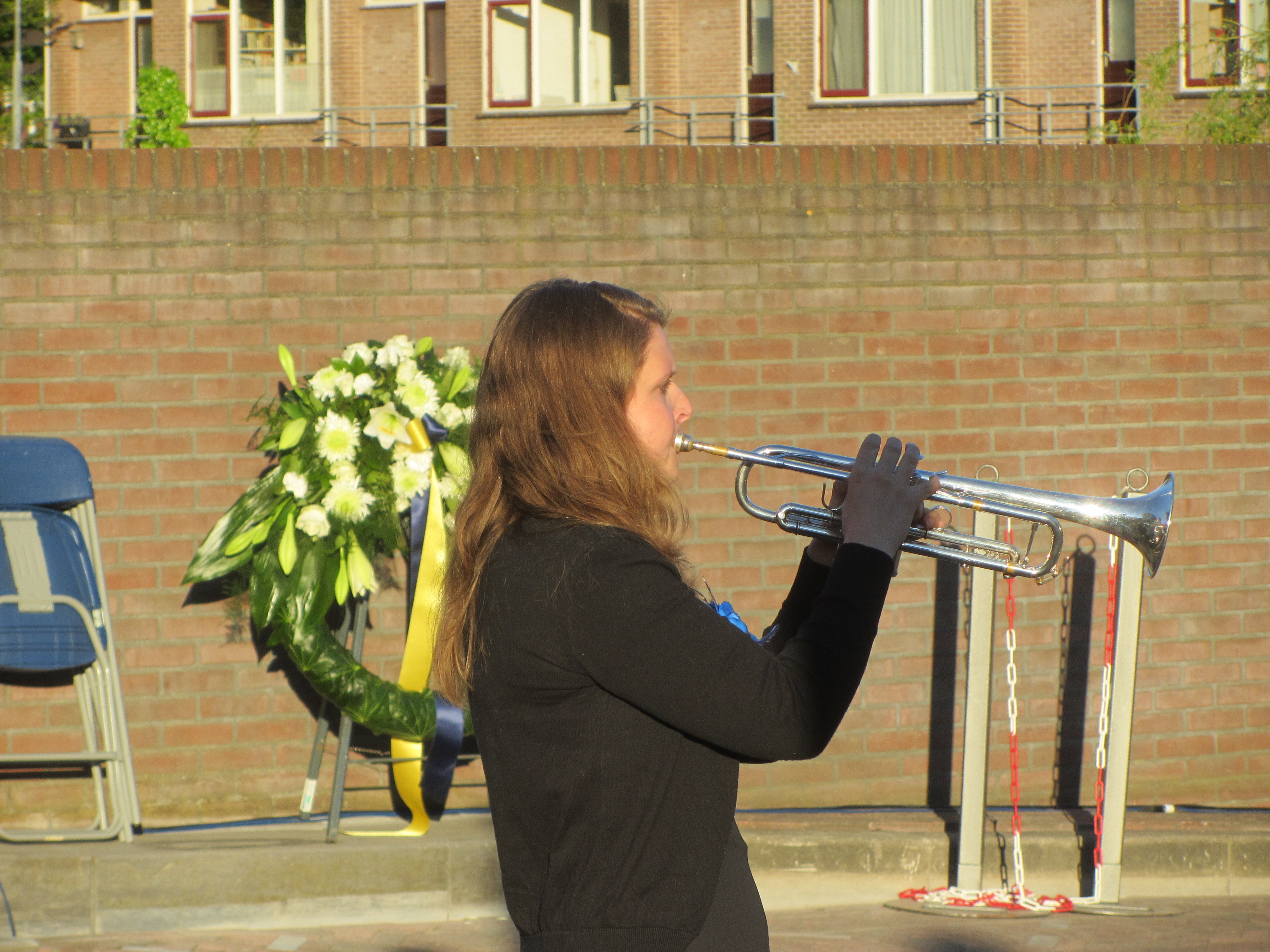 Taptoe infanterie en toespraak door Egbert van Wijk. (Foto's: JWvD)