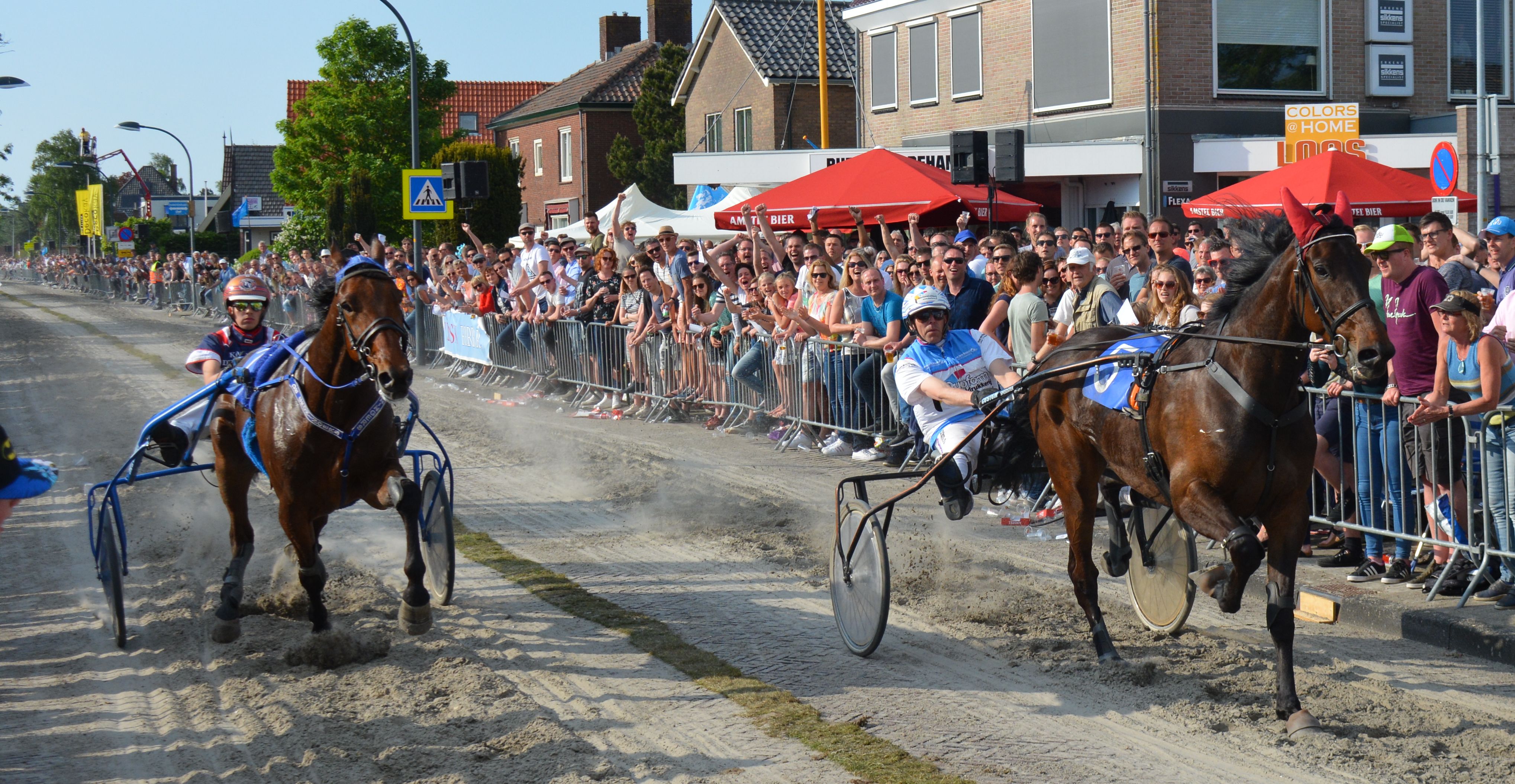 Cattiva Byd en John Dekker (l) gaan als eerste over de finish. (Foto: aangeleverd)