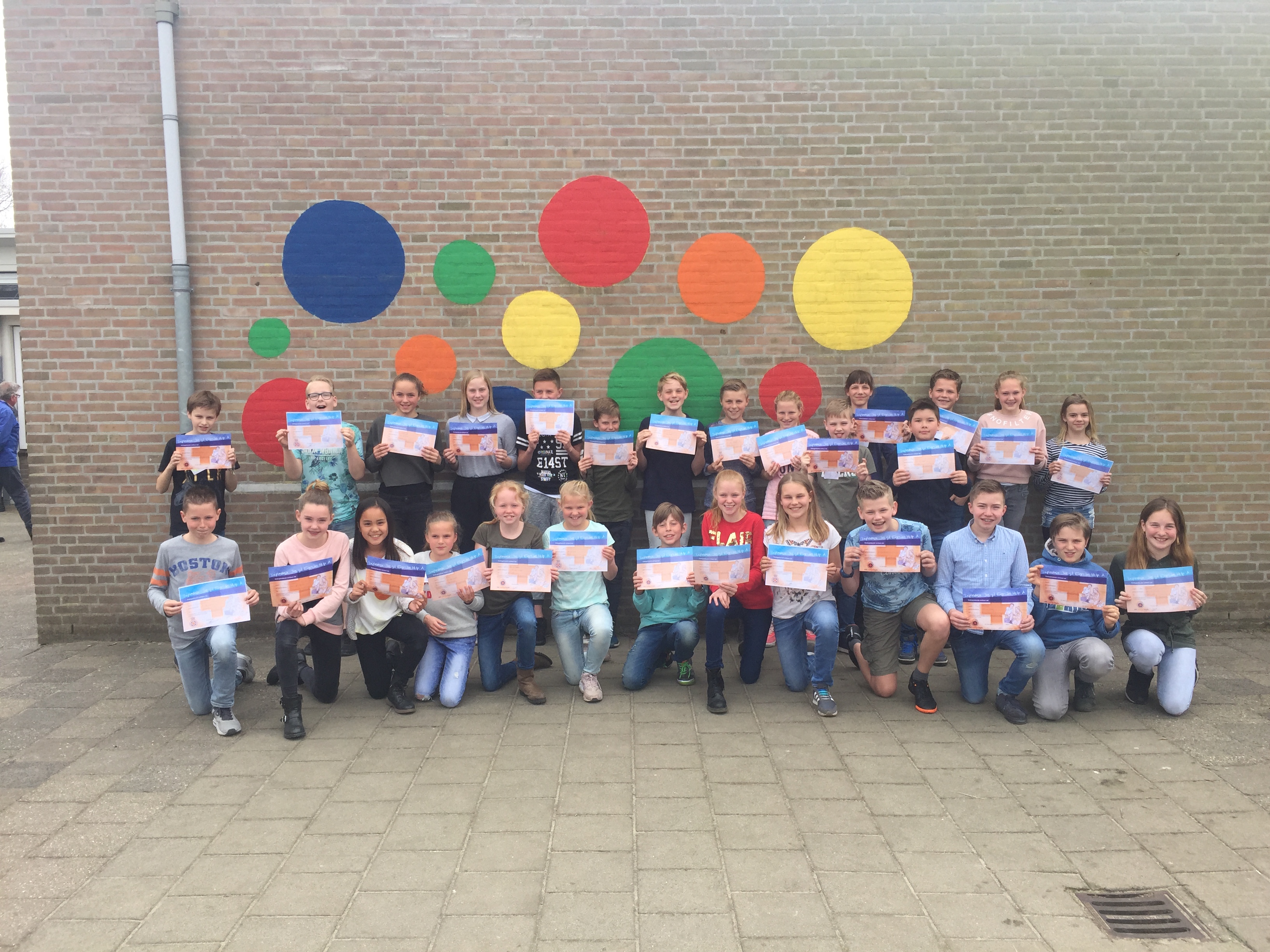 Leerlingen van groep 8 van de Sint Jozefschool hebben met goed gevolg het jeugd EHBO A examen afgelegd. (Foto: aangeleverd).