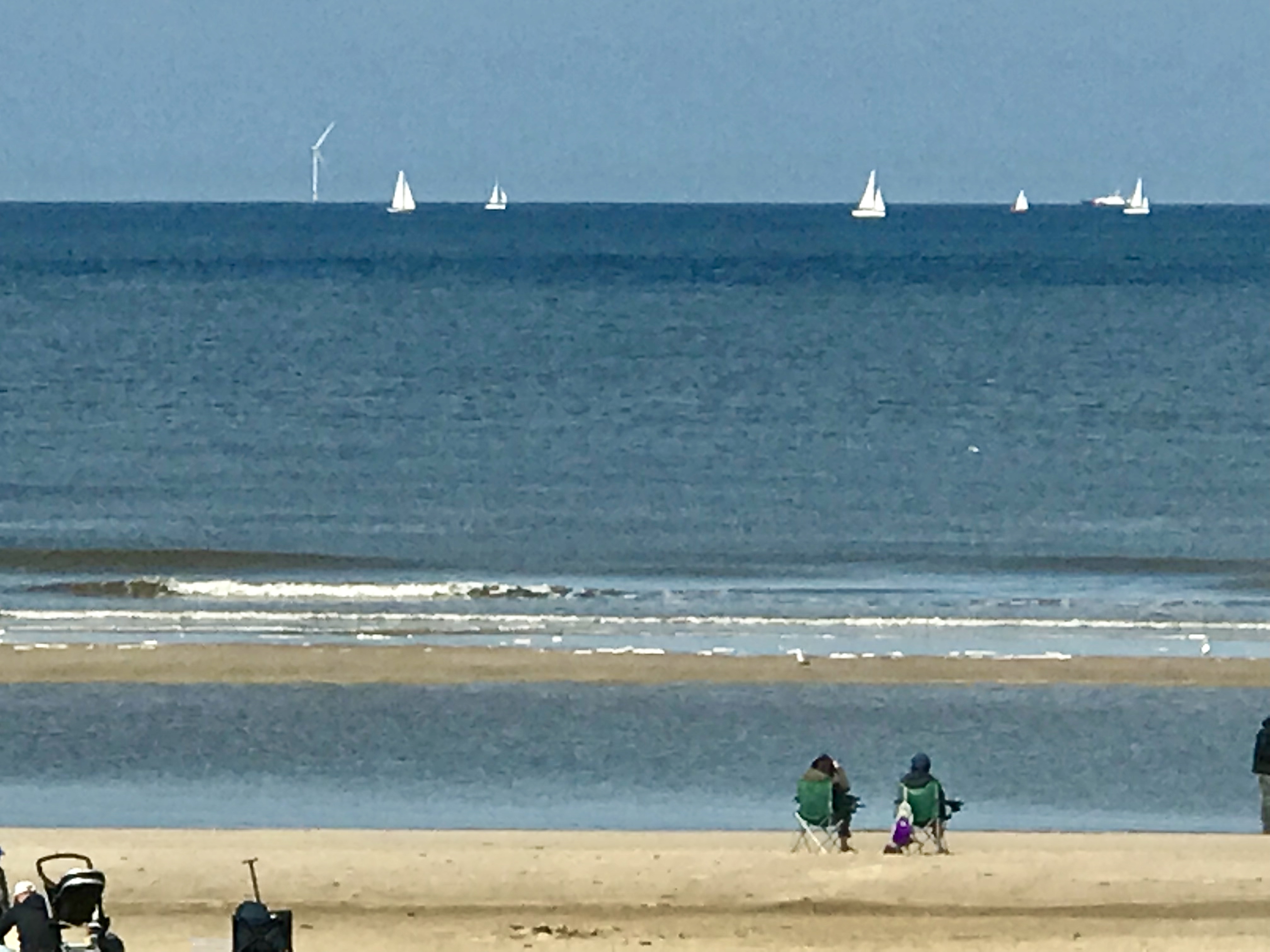 Kijk eens aan, heel veel zeilboten langs de kust. Mooi gezicht. (Foto:Marja Bak-Aal).
