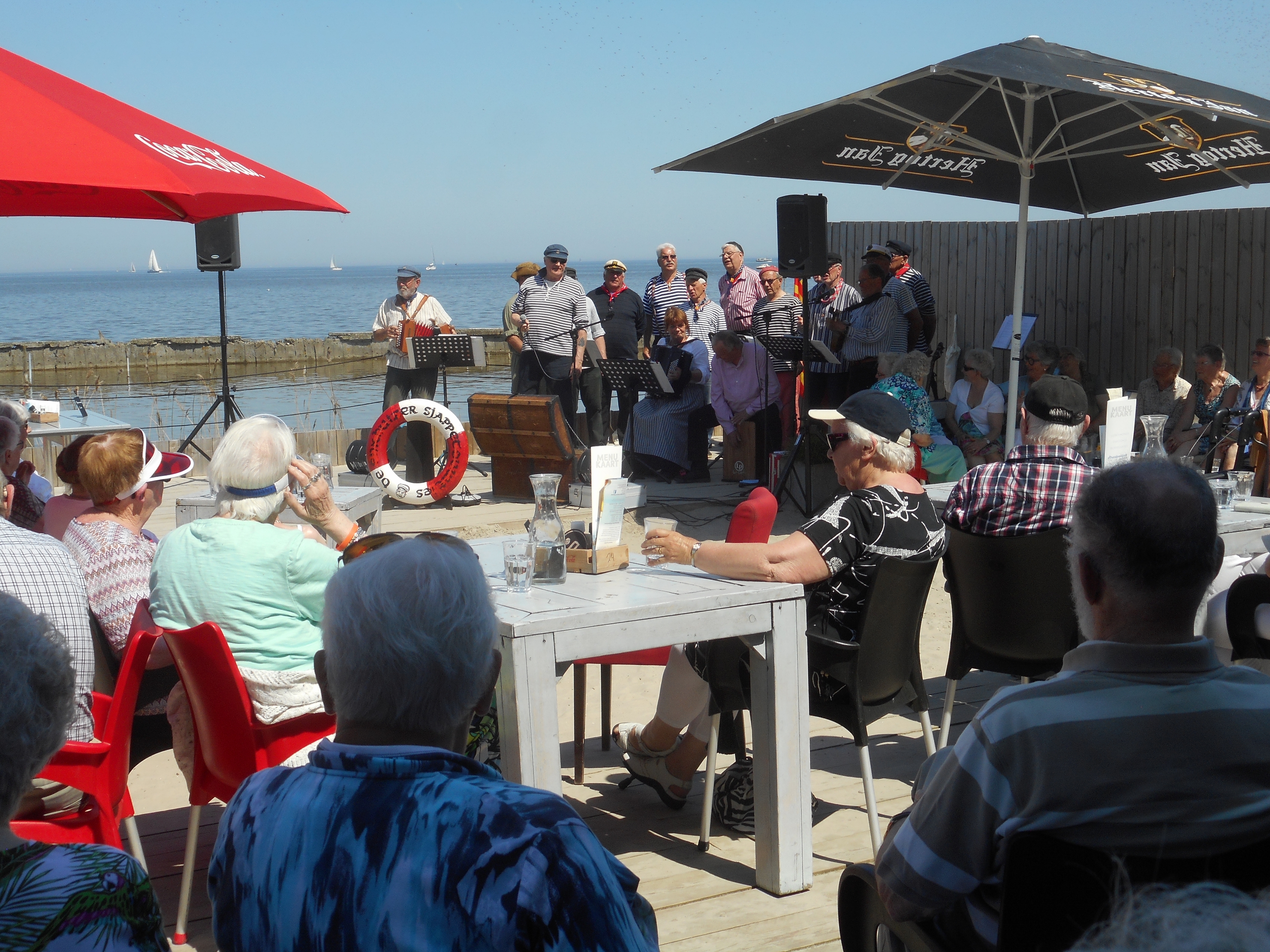 De Zonnebloem-leden genoten vanaf het terras van een optreden van ‘De Sjappetouwtjes’ . (Foto: aangeleverd)