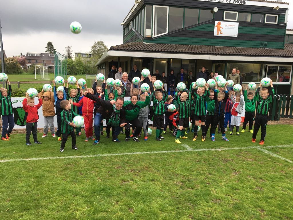 De ballen werden met luid gejuich door de jongste talenten in gebruik genomen. (Foto: aangeleverd)