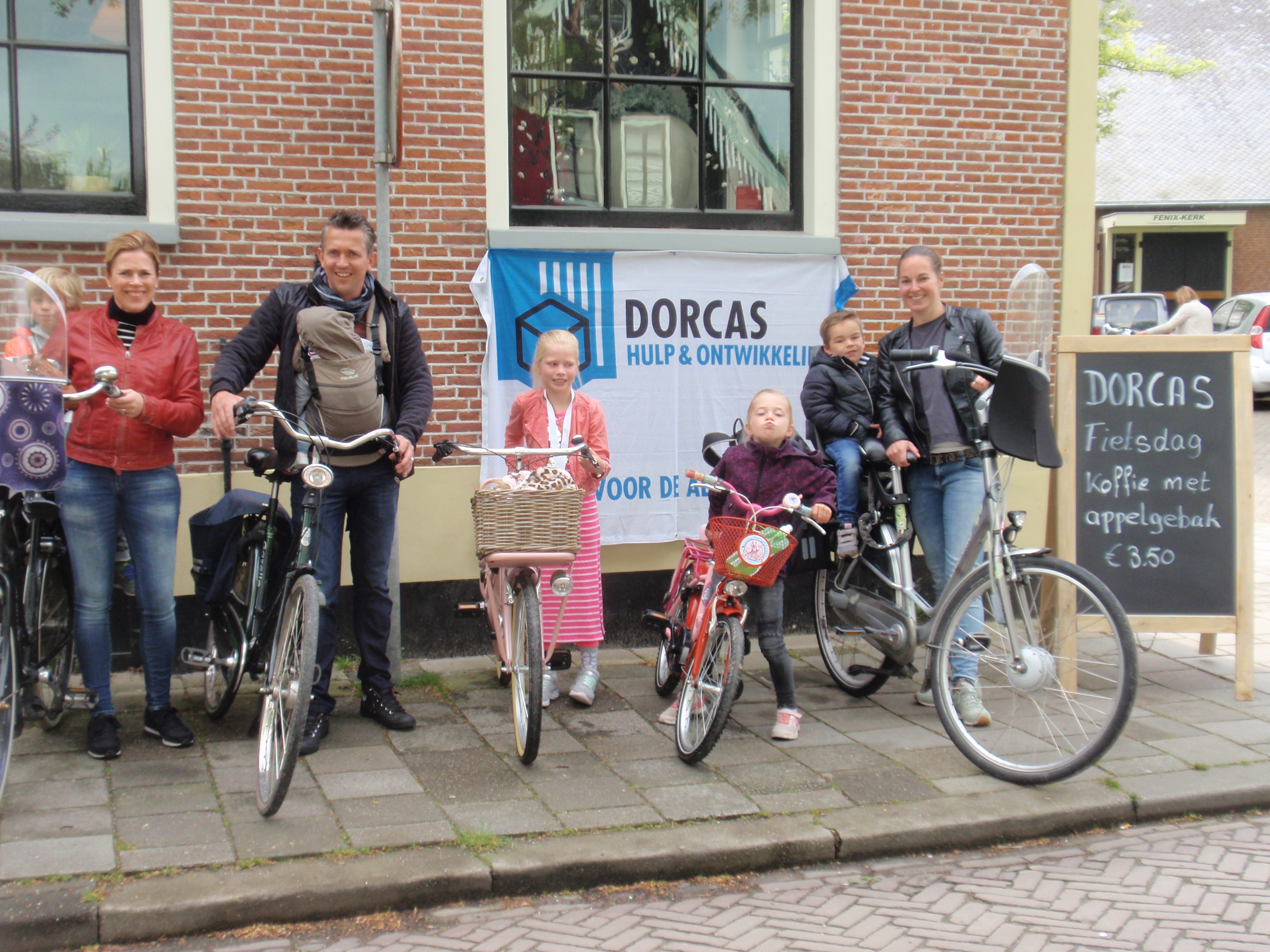 Ook gezinnen stapten op de fiets en reden mee met de Dorcas Fietsdag. (Foto: aangeleverd)