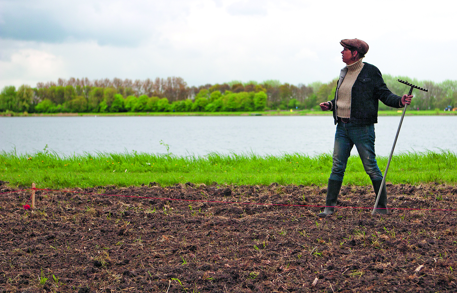 Nu het immense bloemenveld is ingezaaid, is de eerste stap in het unieke kunstproject gezet. (Foto: Willeke Ranzijn)