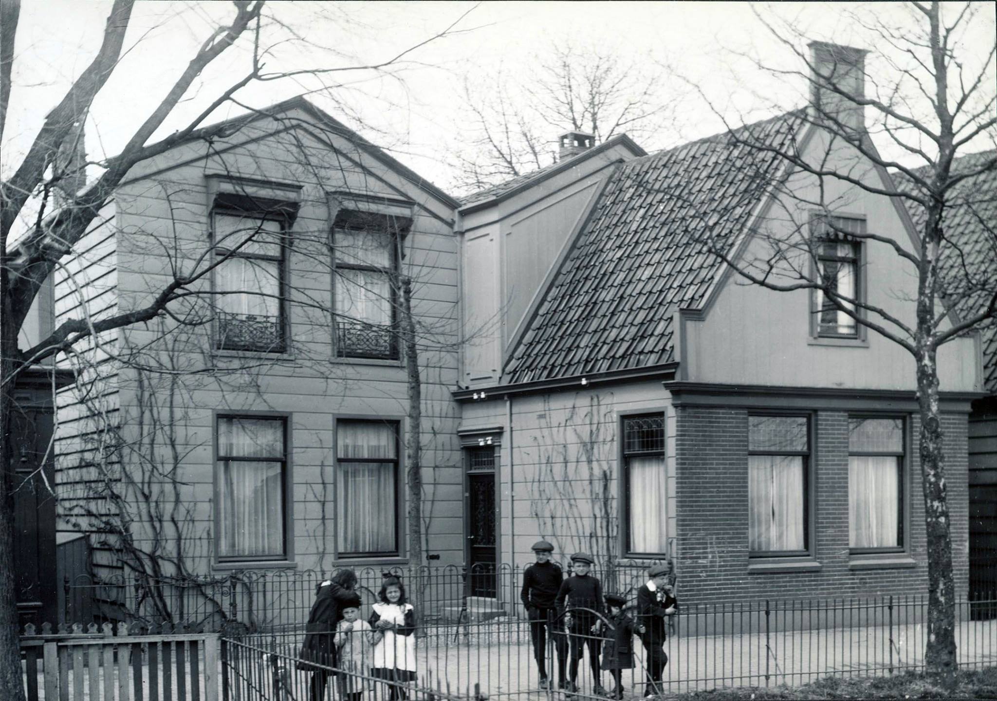 Het Noordeinde in Wormerveer, begin twintigste eeuw. (Foto: Historische Vereniging Wormerveer)