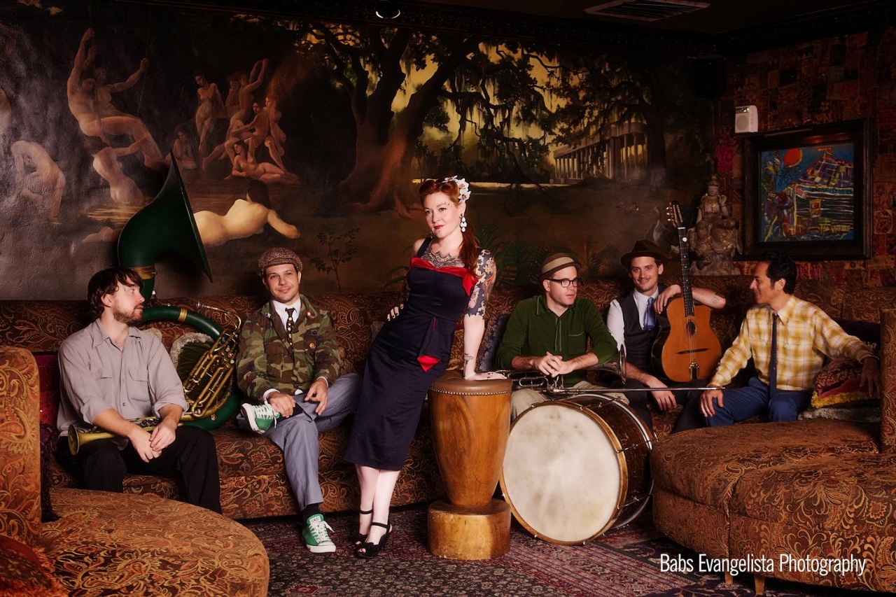 Meschiya Lake uit New Orleans betreedt samen met haar band het podium tijdens 'Swingin' Sunday: At the Docks'. (Foto: Babs Evangelista Photography)