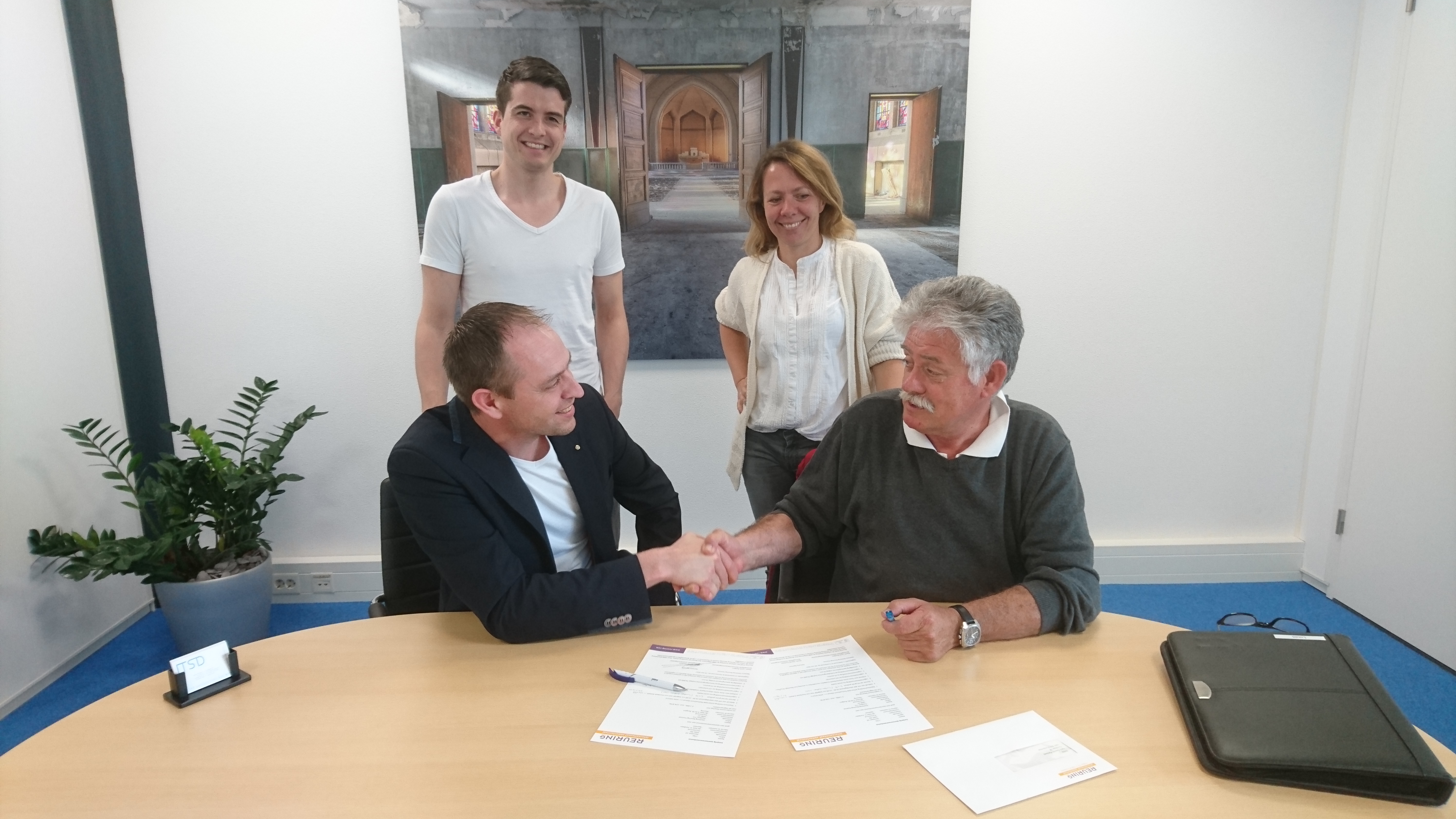 Louis Burgers van Reuring (rechts) en directeur Daniël Pardoen (ITSD) schudden elkaar de hand, na de ondertekening van de overeenkomst. Verder op de foto Timo Lieder van het automatiseringsbedrijf en Annet Rijser van Reuring. (Foto: aangeleverd)