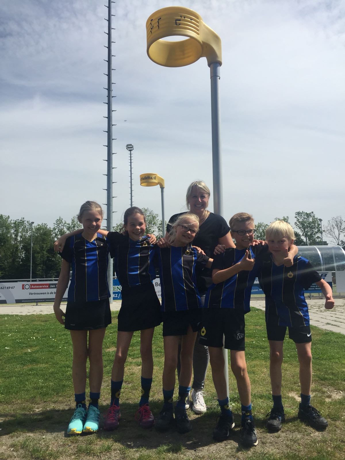 V.l.n.r. kampioenen Mijs Kroon, Cheyenne Veenstra, Lynn Kleijn, trainster Cynthia Visser, Finn Pijnappels en Jan Rumphorst. (Foto: KZ Hiltex)
