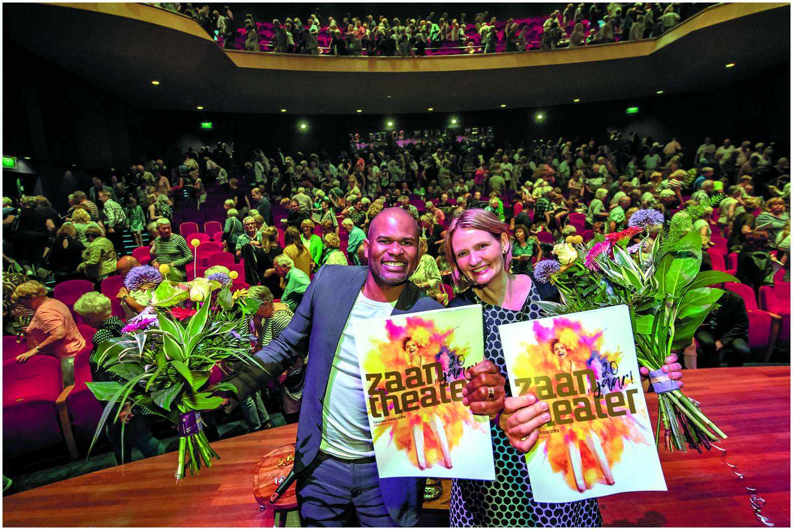 Roué Verveer en Kim Muller tijdens de presentatie met het programmaboekje. (Foto: Bart Homburg)