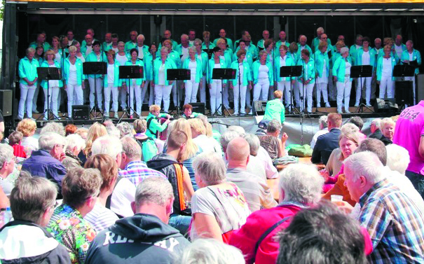 Ontroerend Goed koor tijdens het PleinFestijn 2017 in Wormerveer. (Foto: PleinFestijn)