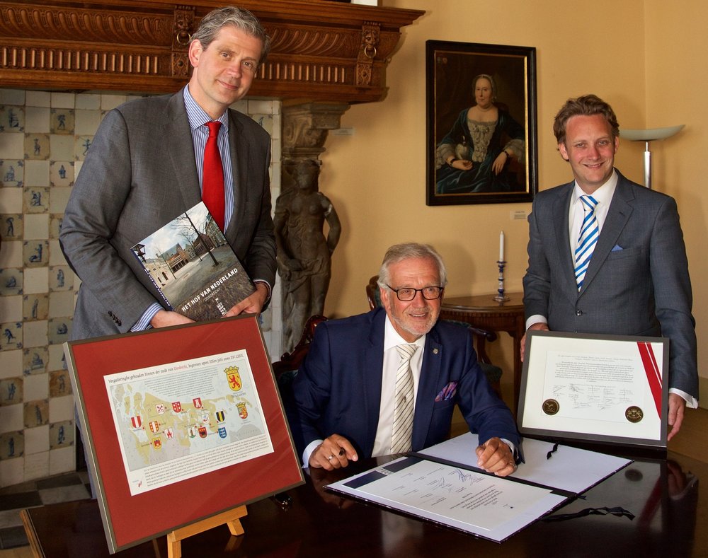 Burgemeester Bruinooge ondertekent een moderne vertaling van de notulen van 19 juli 1572. (Foto: Rob Verhagen)