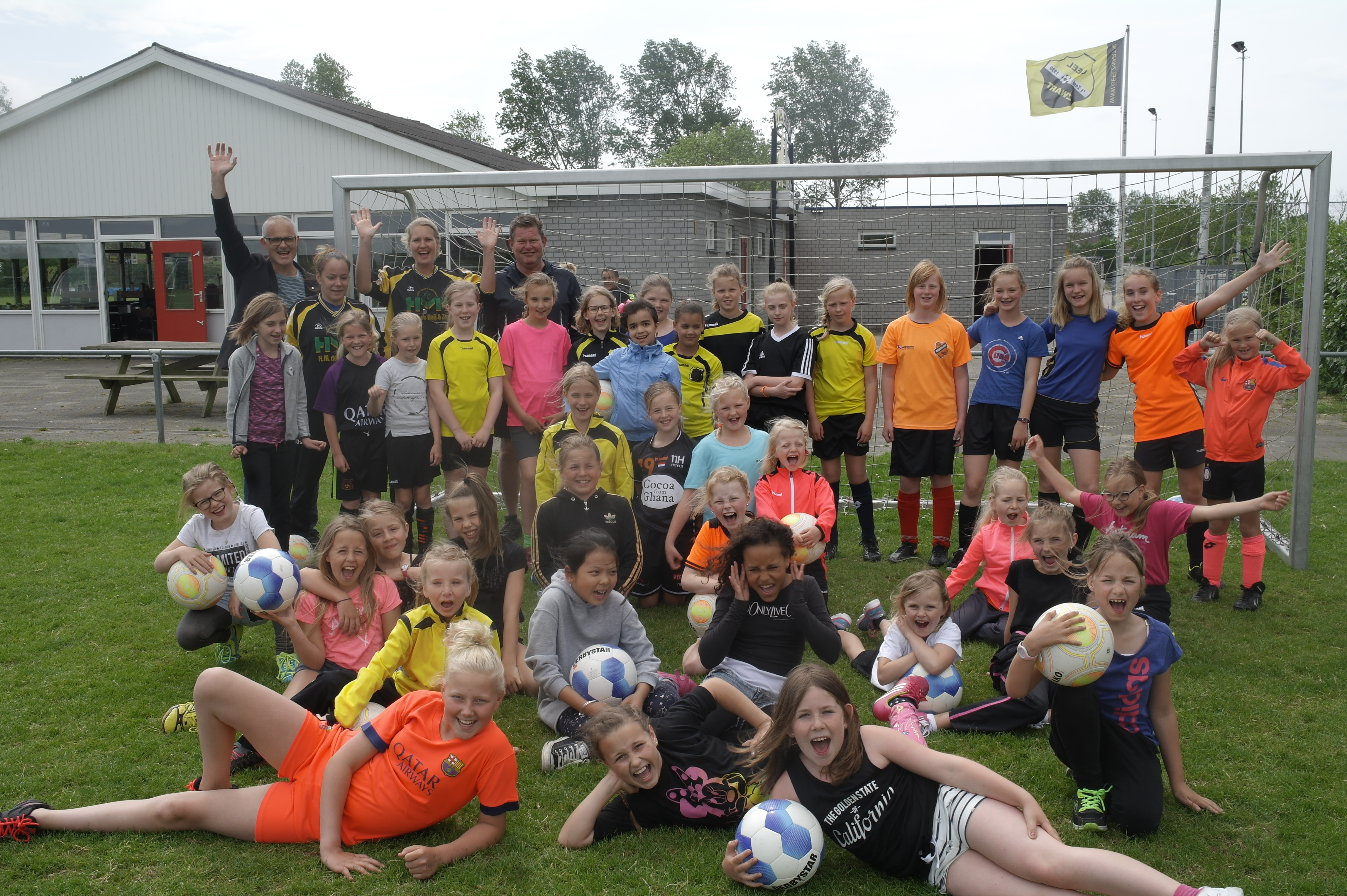 Bijna veertig meiden namen deel aan de voetbalclinic bij Geel Zwart. (Foto: Hesther Broersen)