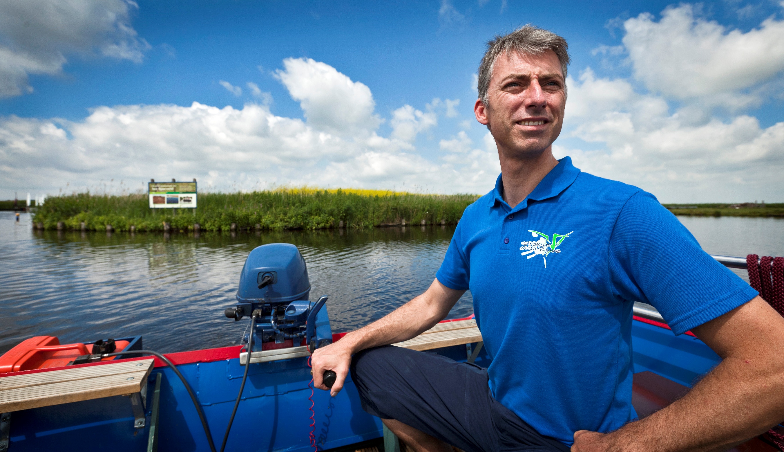 Met de eigen fiets aan boord voor een vaartocht van een uur door het Ilperveld. (Foto: Dutchphoto)