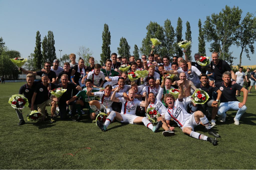 De uitgelaten kampioenen van Fortuna Wormerveer. (Foto: Fortuna Wormerveer)