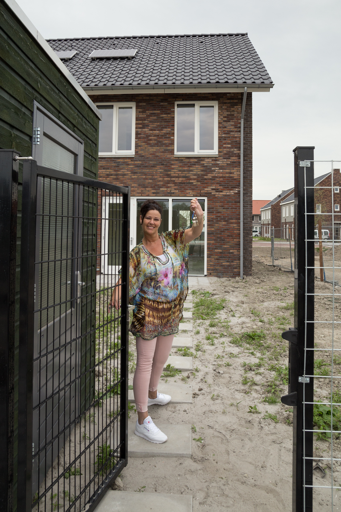 Een dolblije Yvonne Bartels met de sleutel van haar nieuwe woning. (Foto: aangeleverd)