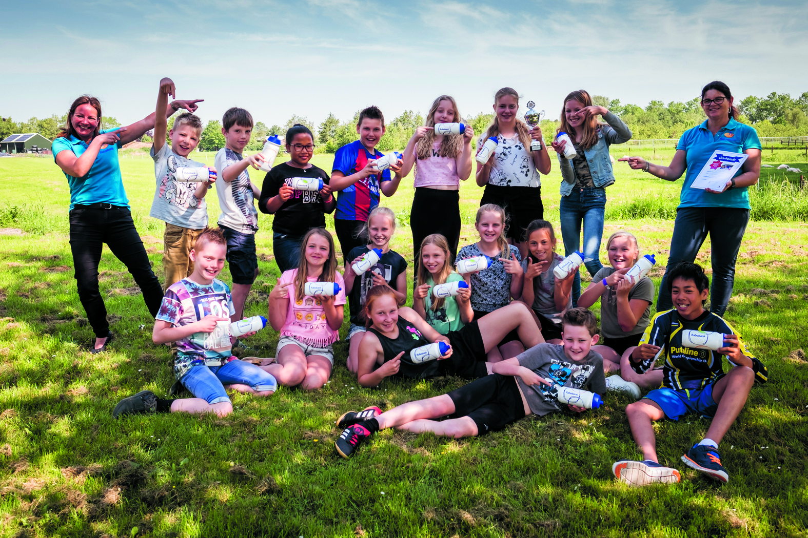 Een uitgelaten groep van obs De Mient in Nieuwe Niedorp. Links Daniëlle Stoffer en rechts Trudy de Boer van de Rabobank. (Foto: aangeleverd)