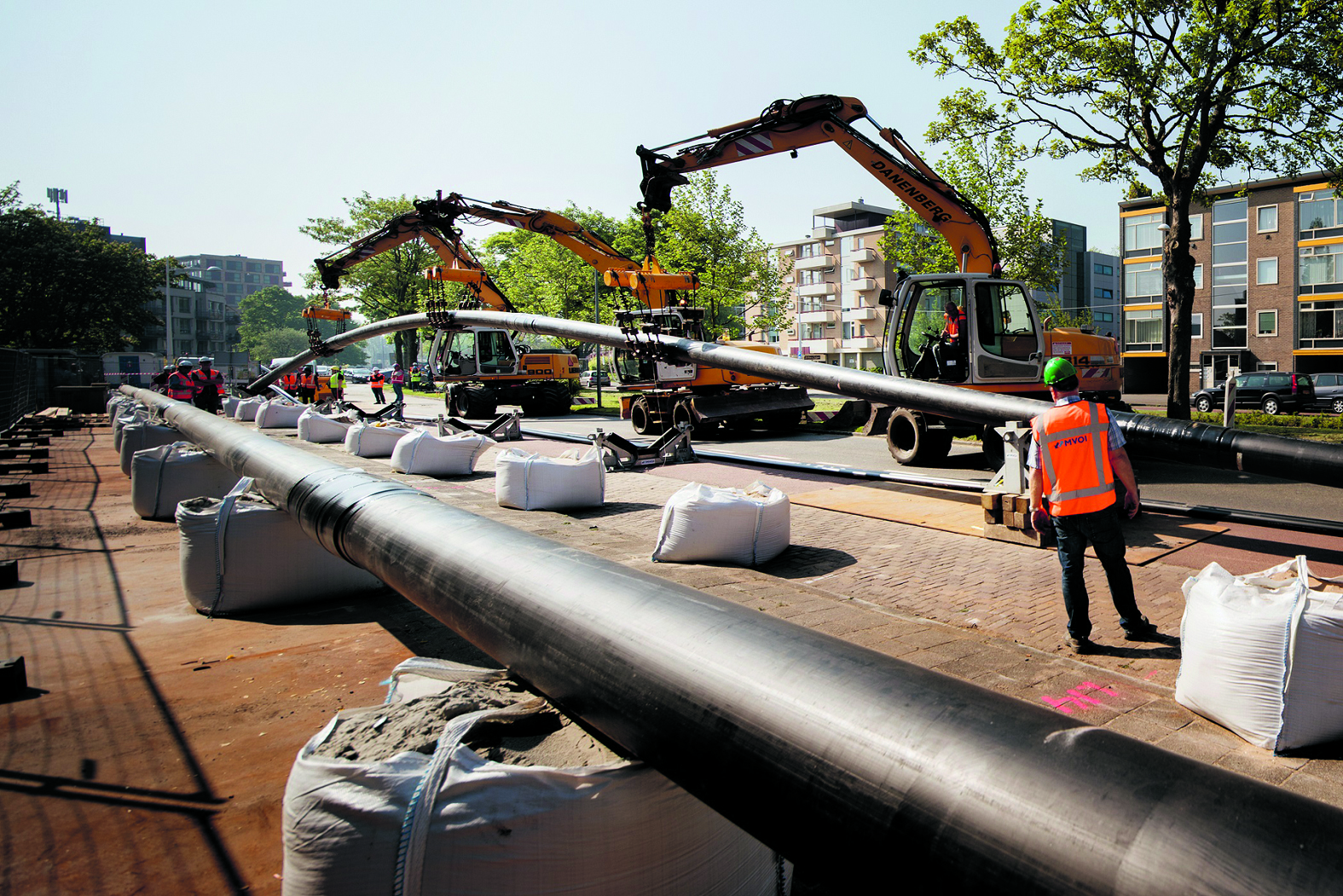 Twee warmteleidingen zijn vorige week succesvol onder de Bleekerssloot - langs Willem de Zwijgerlaan - doorgetrokken. (Fotograaf: Rico Franse (VAAG Media) en Marc Dorleijn)