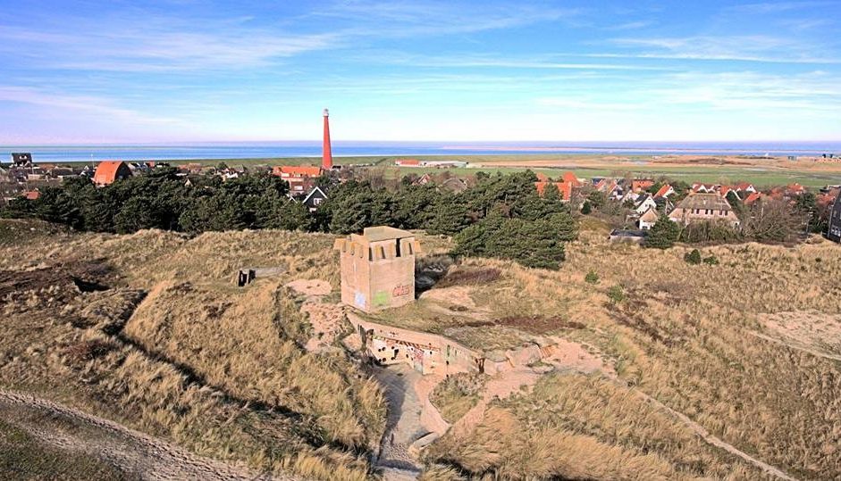 De karakteristieke 'Kroontjesbunker' vlakbij Huisduinen. (Foto: aangeleverd)