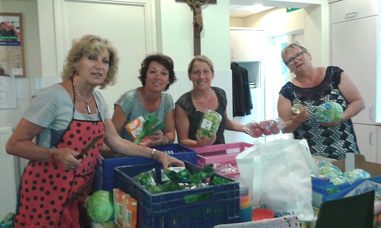 Elzbieta Waligora, Marieke Henselmans, Odette Dekker en Alma Danenberg tijdens de voorbereidingen van de Midzomermaaltijd van twee jaar geleden. (Foto: aangeleverd)