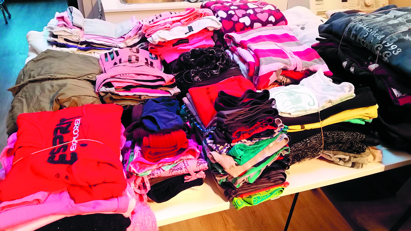 Een deel van de door de kinderen van de Zeester ingezamelde kleding. (Foto aangeleverd)