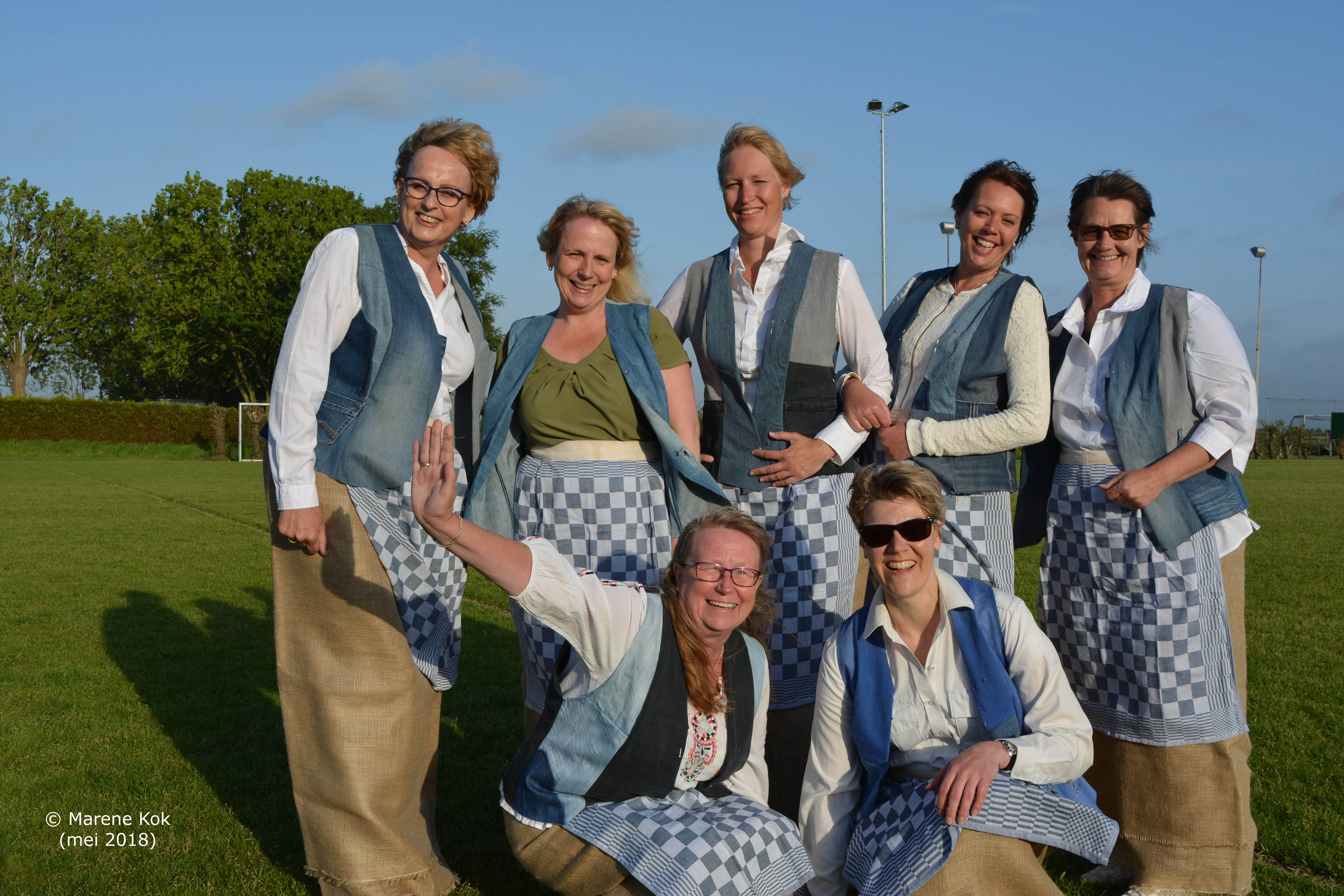 V.l.n.r.: Noorke, Miriam, Elise, Ilse en Lucia en hurkend, v.l.n.r.: Ineke en Annemieke. (Foto: Marene Kok)