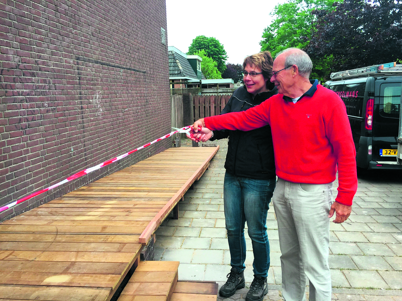 Aanleg toegangsweg voor minder validen bij voedselbank. (Foto: aangeleverd)