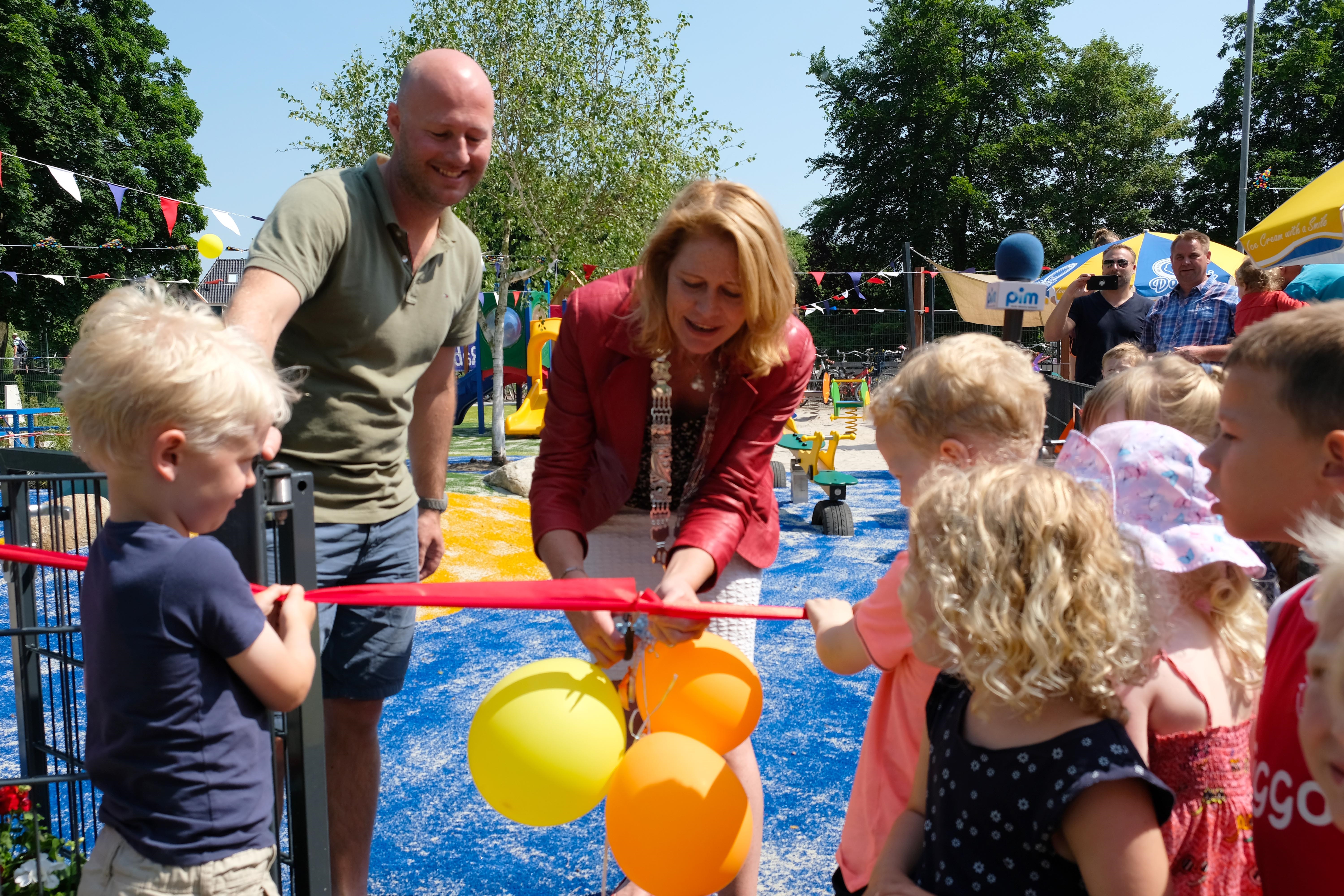 Burgemeester Luzette Kroon knipt het lint door van het nieuwe kleintjesplein in Monnickendam. (Foto: Ria Houweling-Bouwman/Waterland in Beeld)