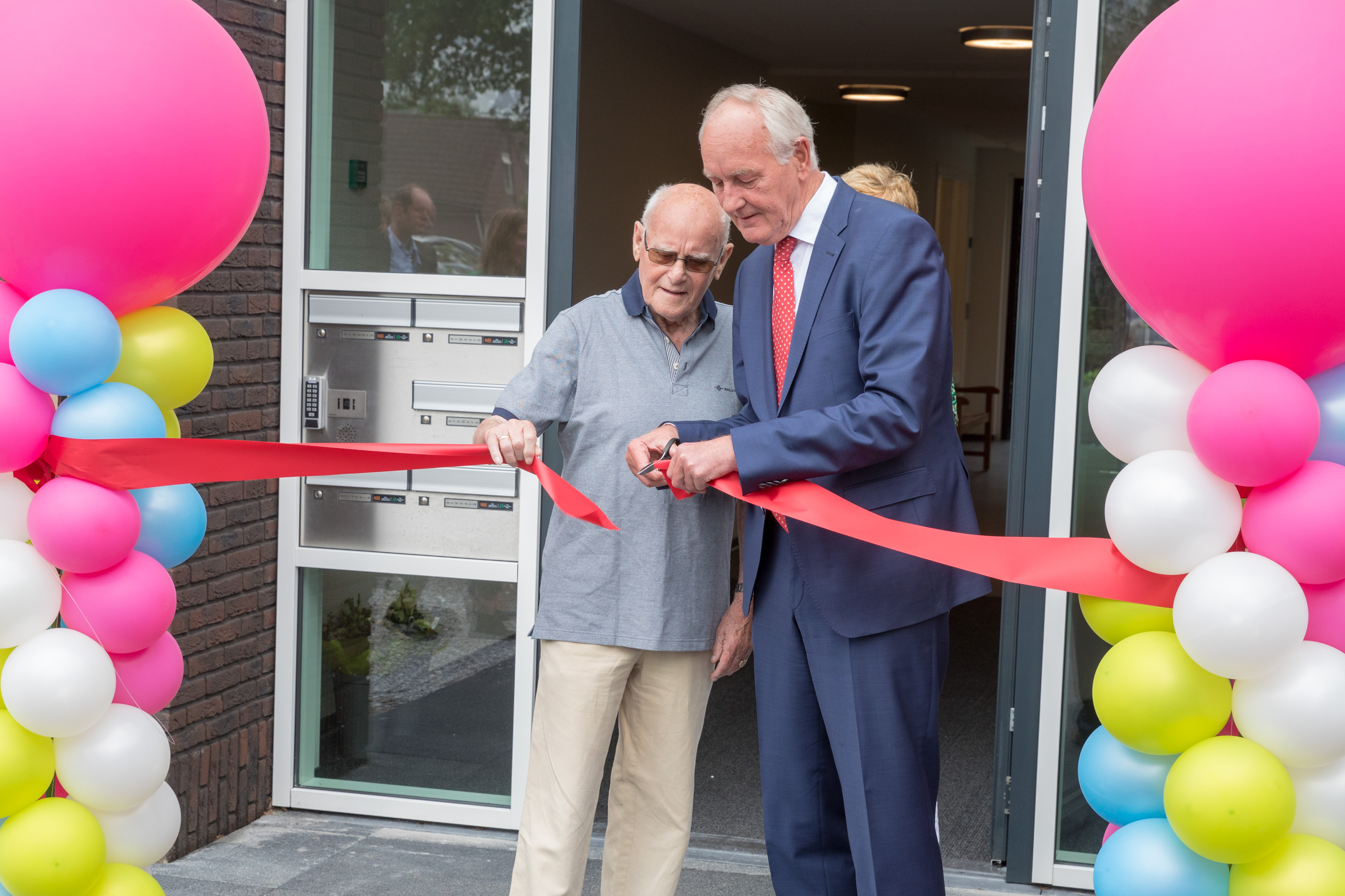 Commissaris van de Koning Johan Remkes opent woonzorglocatie De Molenhoeve in gezelschap van bewoner de heer Kooy. (Foto: Vincent de Vries/RM)