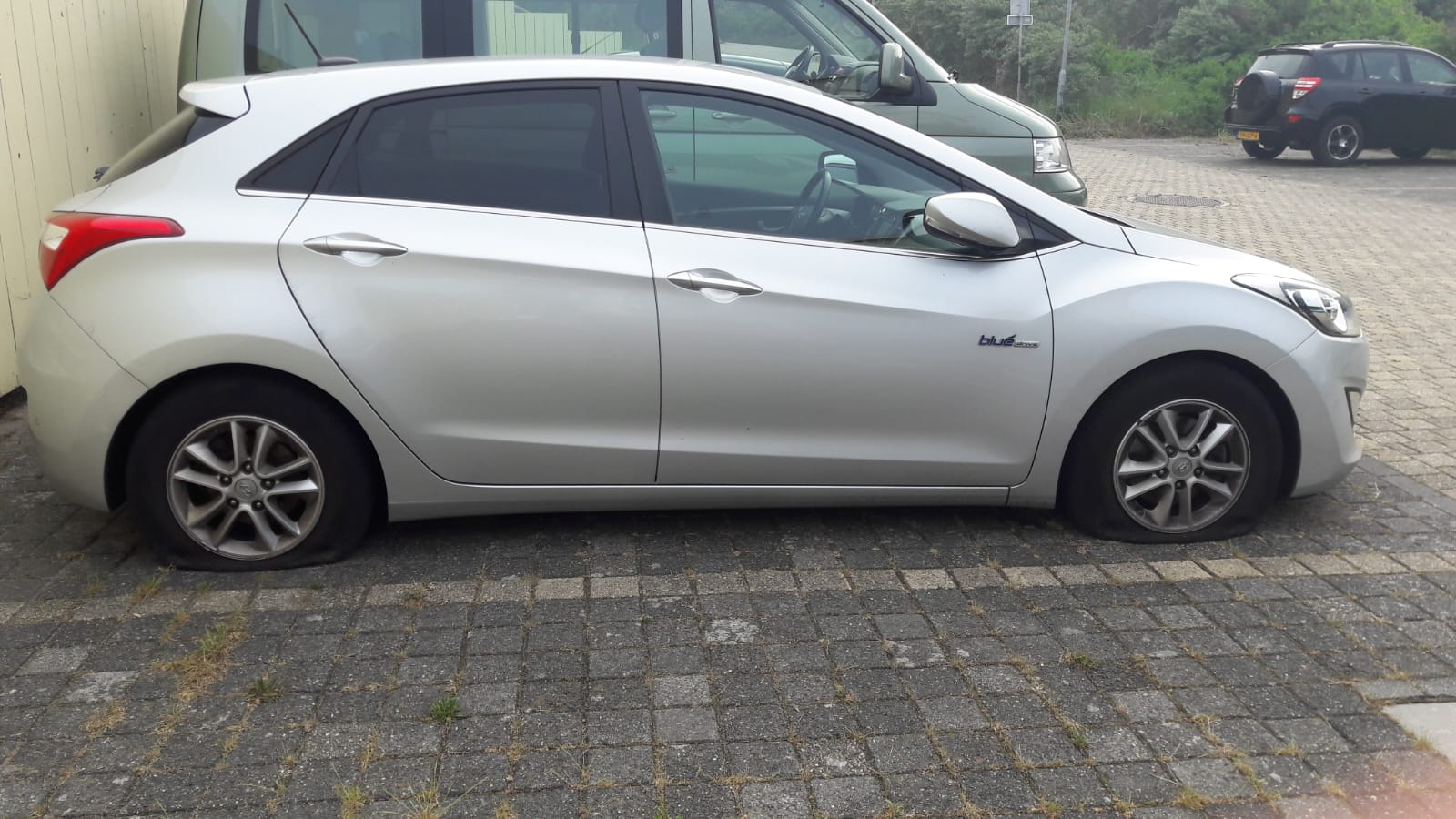 Alle vier de banden van de auto van Marcel en Conny Manneert zijn in de nacht van 29 op 30 mei lek gestoken. (Foto: aangeleverd).