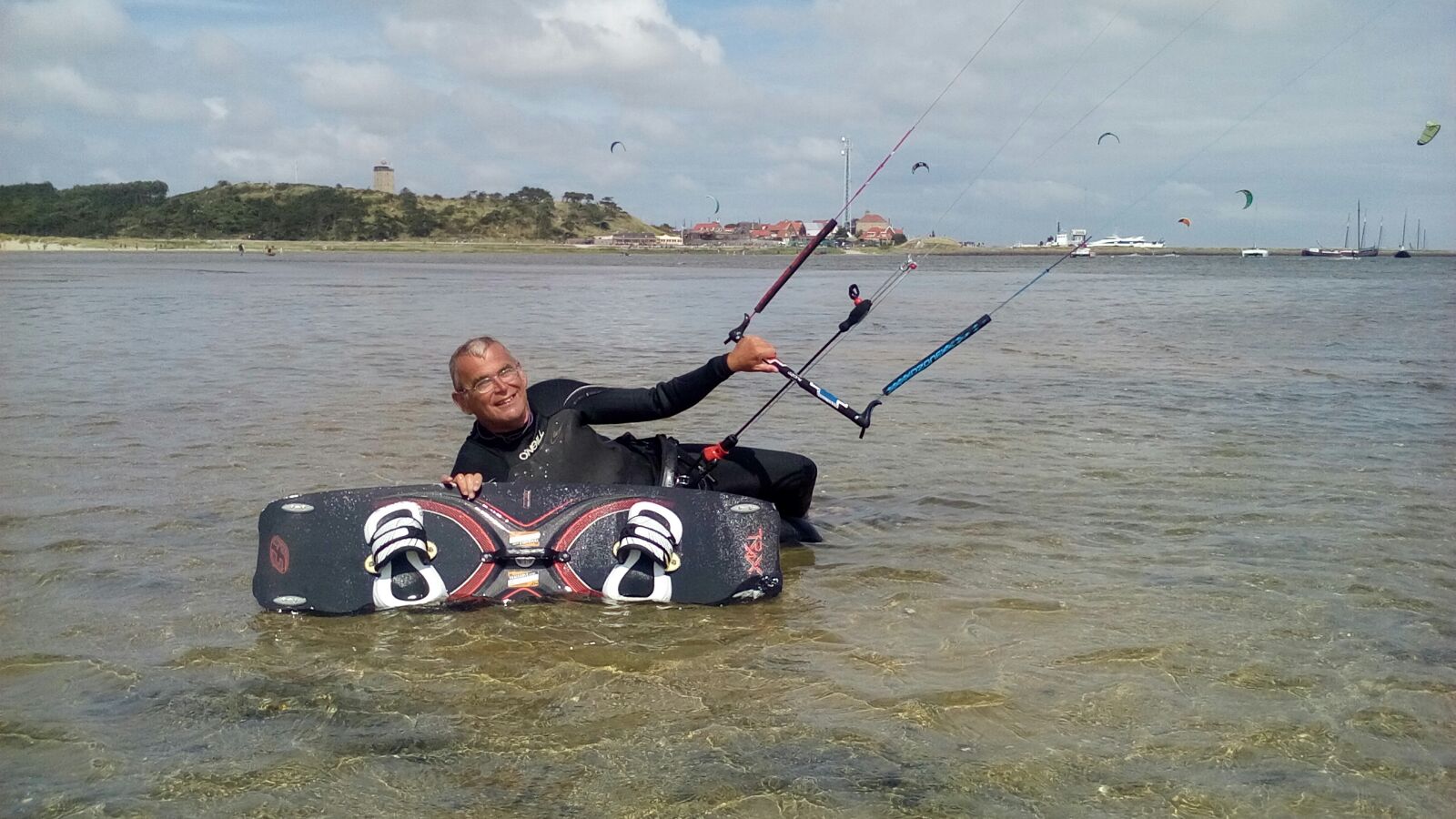 Richard Brandsma's passie is kitesurfen. (Foto's : aangeleverd)
