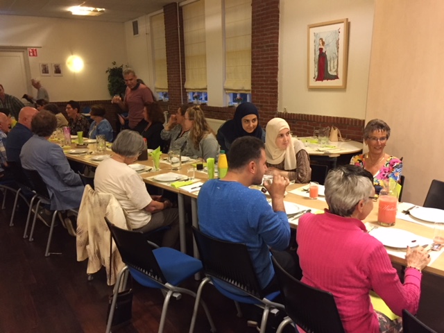 IFTAR-maaltijd bereid door 'Nieuwe Buren' voor 'Oude Buren' succes