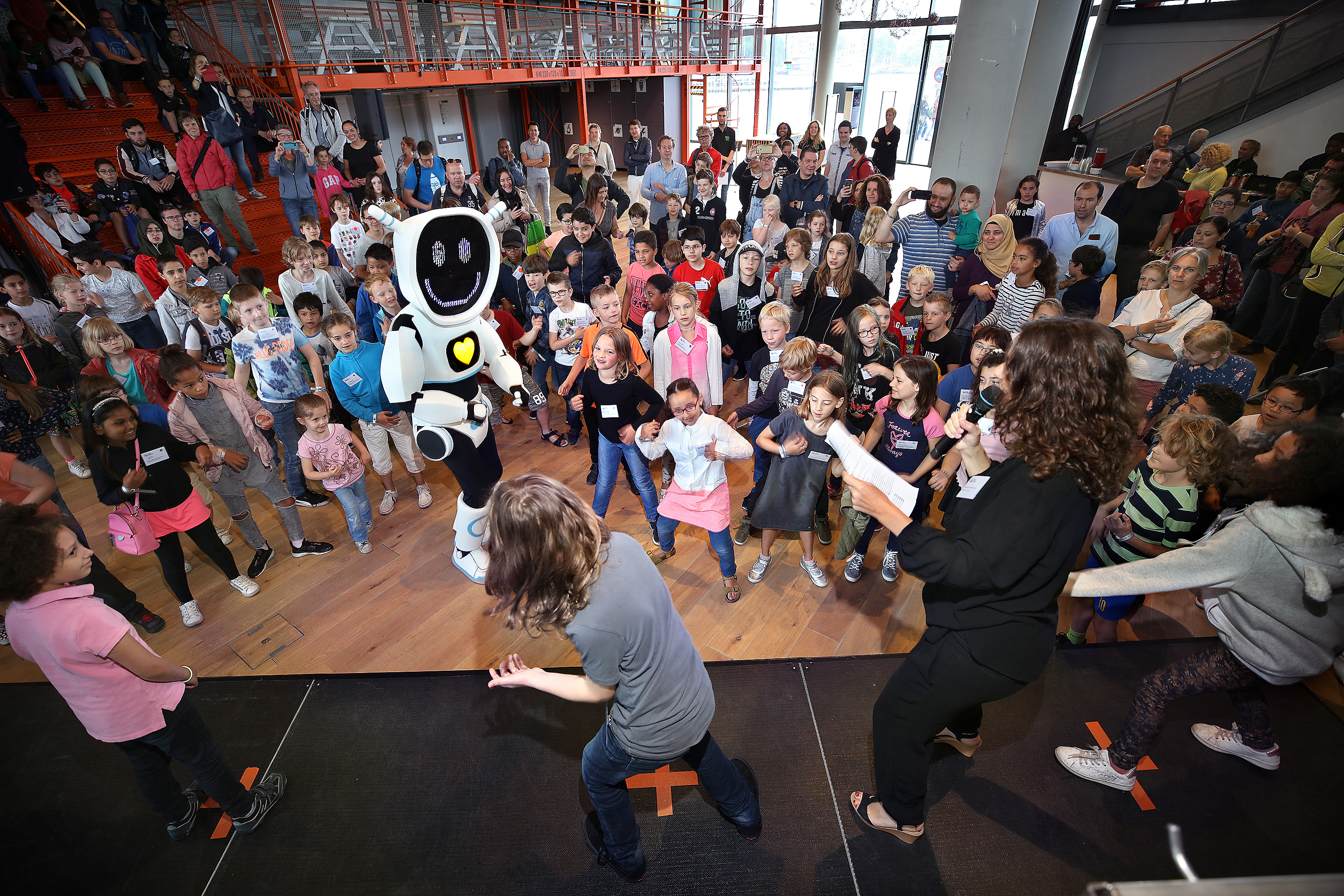 Tijdens de opening van het evenement programmeerden 400 kinderen dansmoves bij robot Techie, de mascotte uit de spaaractie 'Tech is te gek!’ van Albert Heijn en NEMO. (Foto: DigiDaan)