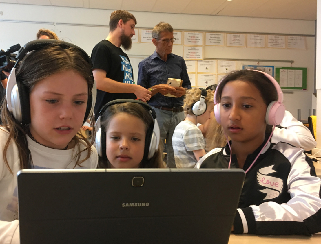 De leerlingen zijn druk bezig met de wedstrijd digitaal componeren van Stichting Méér Muziek in de Klas en Samsung. (Foto: aangeleverd)
