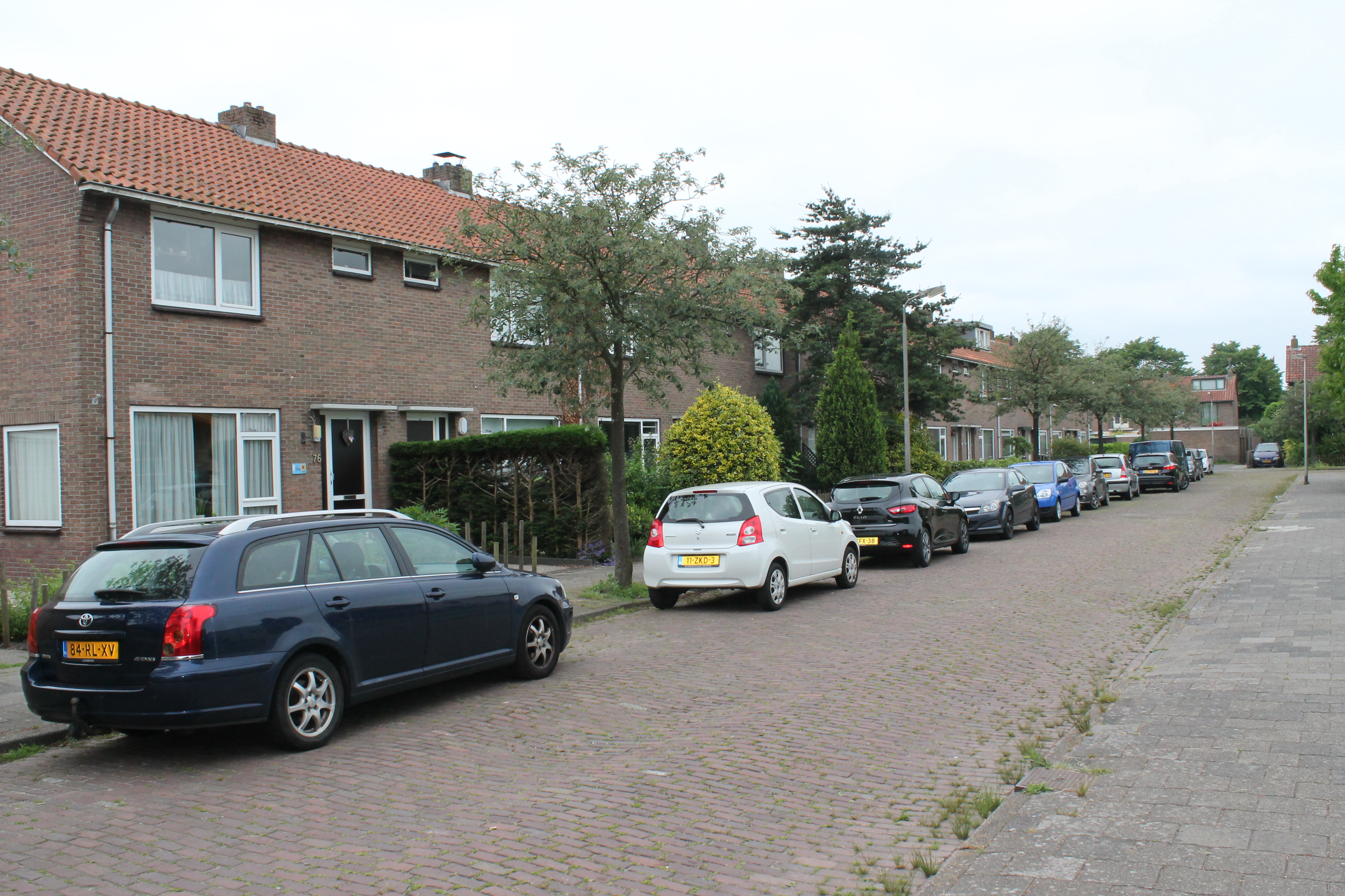Woningen in de Gasinjetstraat Overwhere maken deel uit van de pilot. Inzet: Op een van de woningen prijkt de tekst Gasvrij. (Foto's: John Bontje)