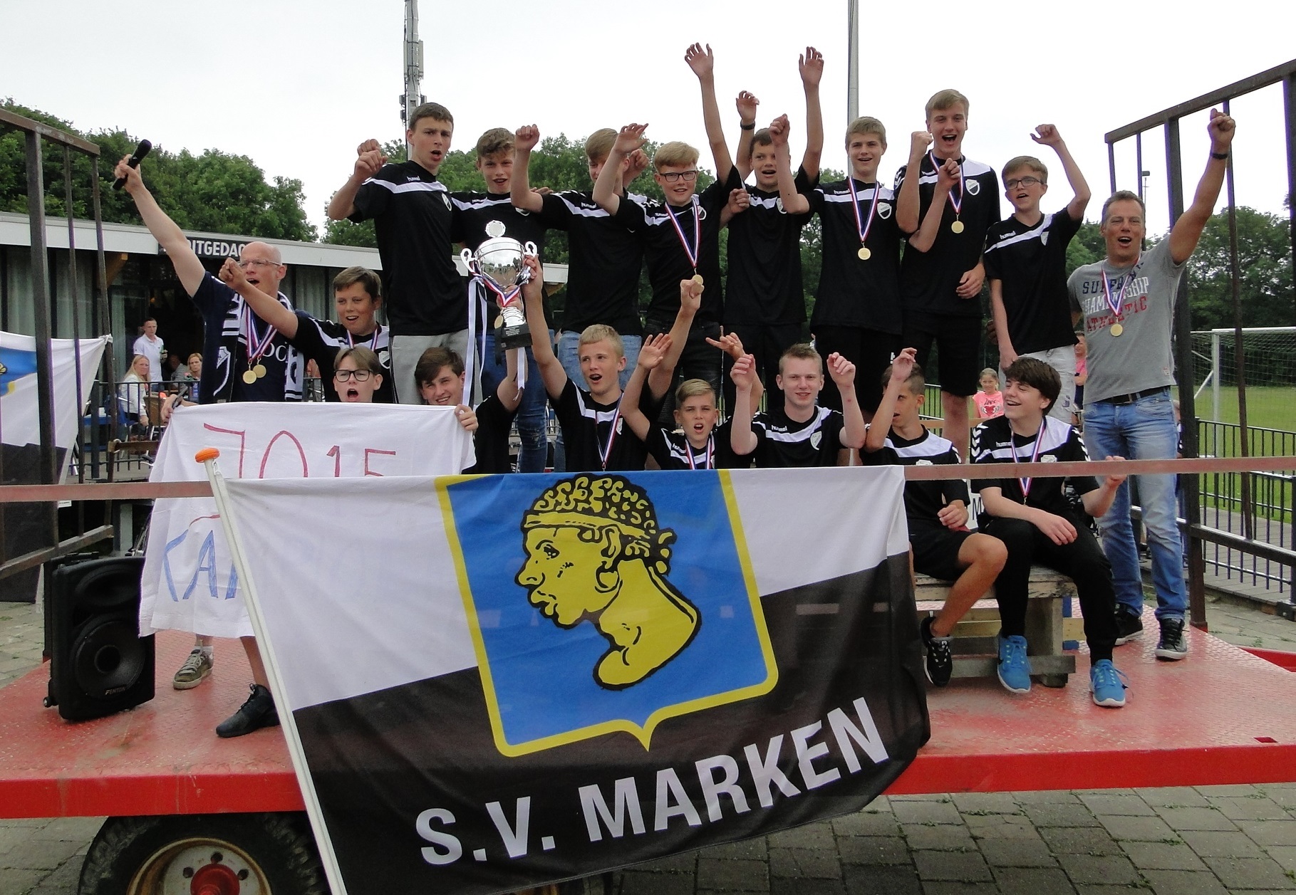 Met z'n allen op de platte kar voor een ererondje door Marken. (Foto: Pep)