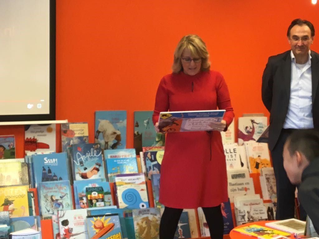 Astrid Wouda tijdens de bekendmaking van de winnaars van de opstelwedstrijd in de bibliotheek. (Foto: aangeleverd)