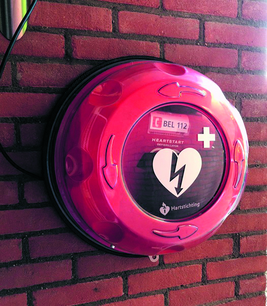 Rondom schenkt een AED-apparaat aan de bewoners van de Oosthoek in Medemblik. (Foto: archief Rodi Media)