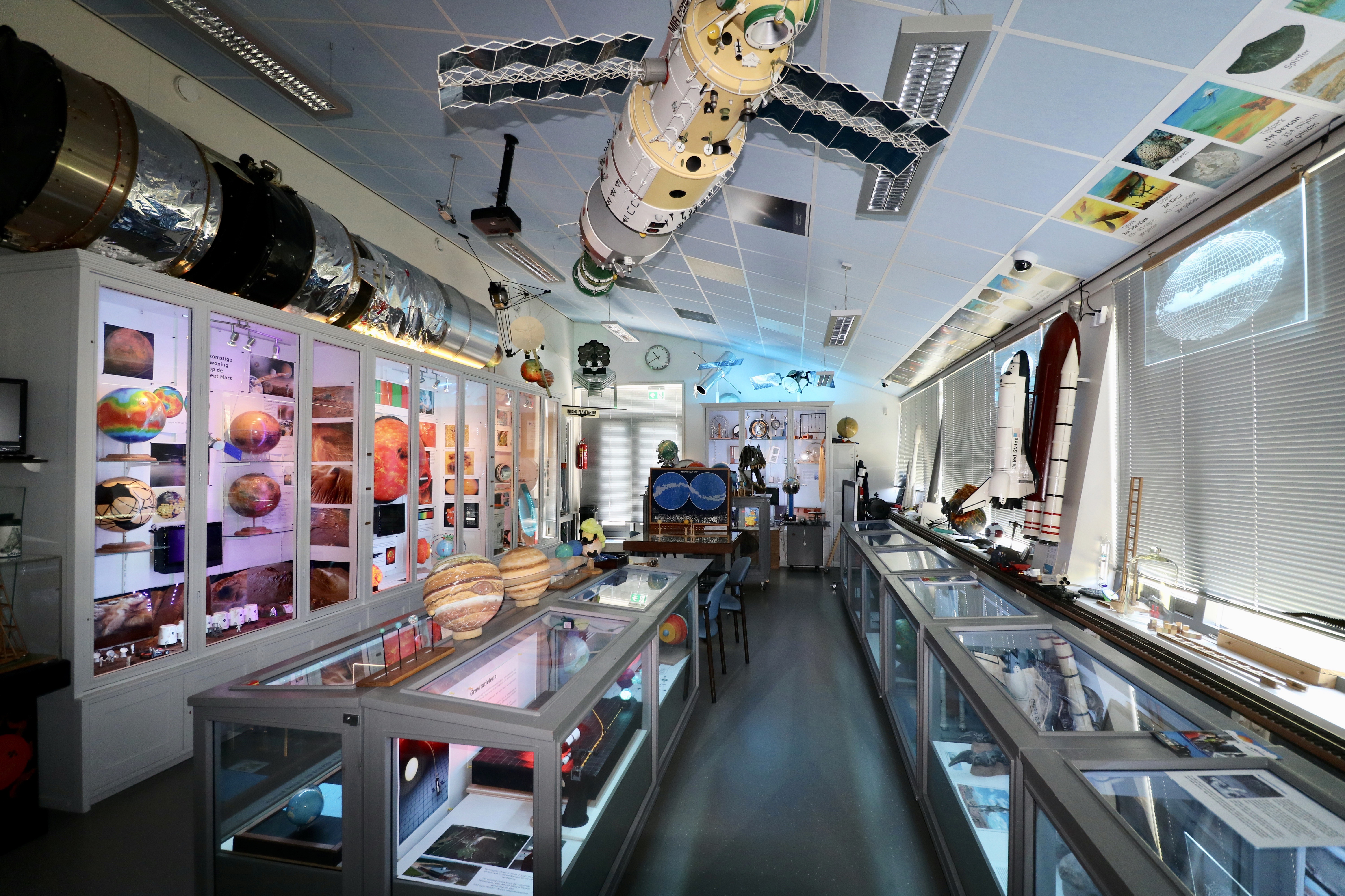 Bij de volkssterrenwacht is de laatste tijd gewerkt aan diverse vernieuwingen in de vitrinekasten. Kom het zondag 10 juni bewonderen. (Foto: aangeleverd)