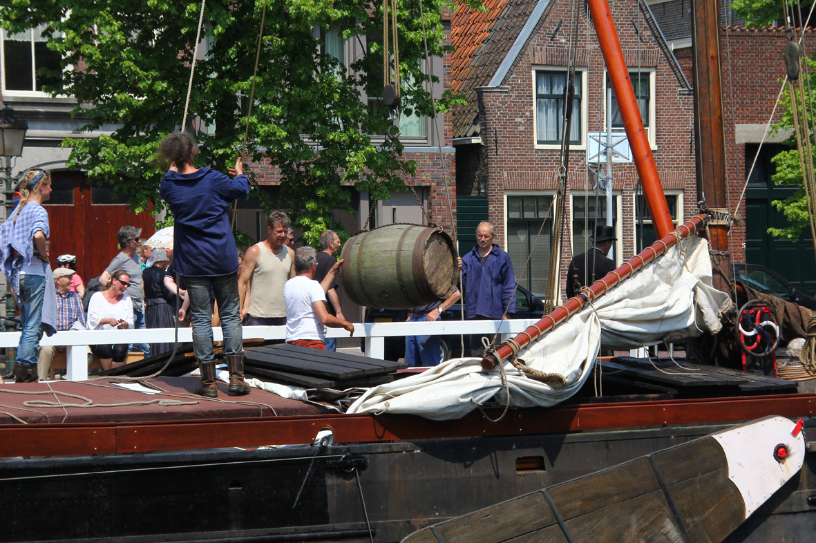 Laden en lossen zoals dat vroeger ging. (Foto: aangeleverd)